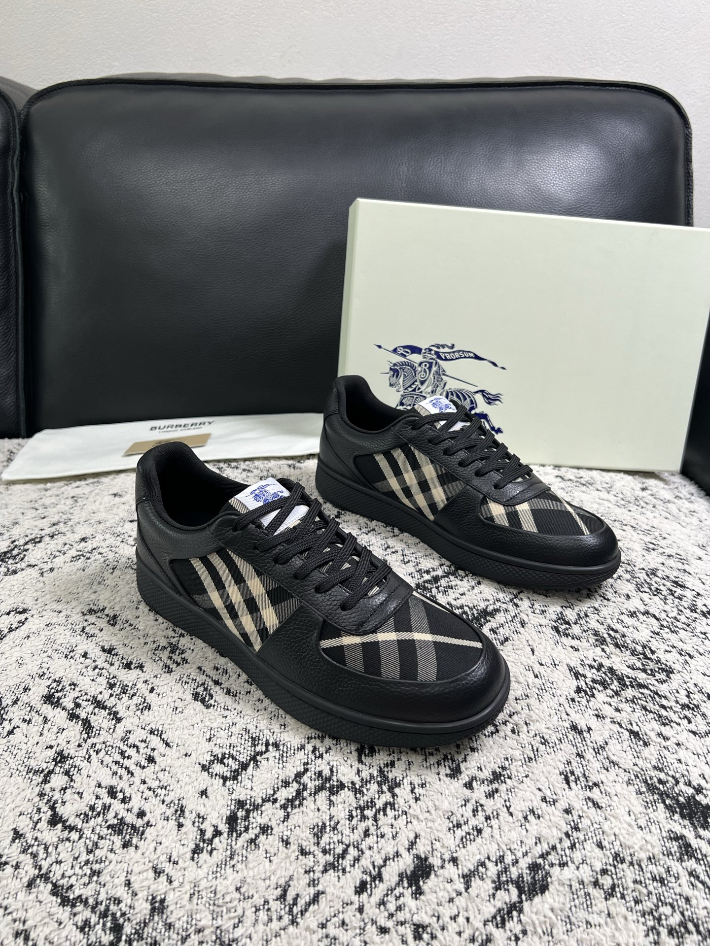 BURBERRY  顶级工艺品 巴宝莉 专柜同步，原厂配置意大利进口牛皮面料，高品质复杂拼接工艺，进口牛皮内里垫，透气舒