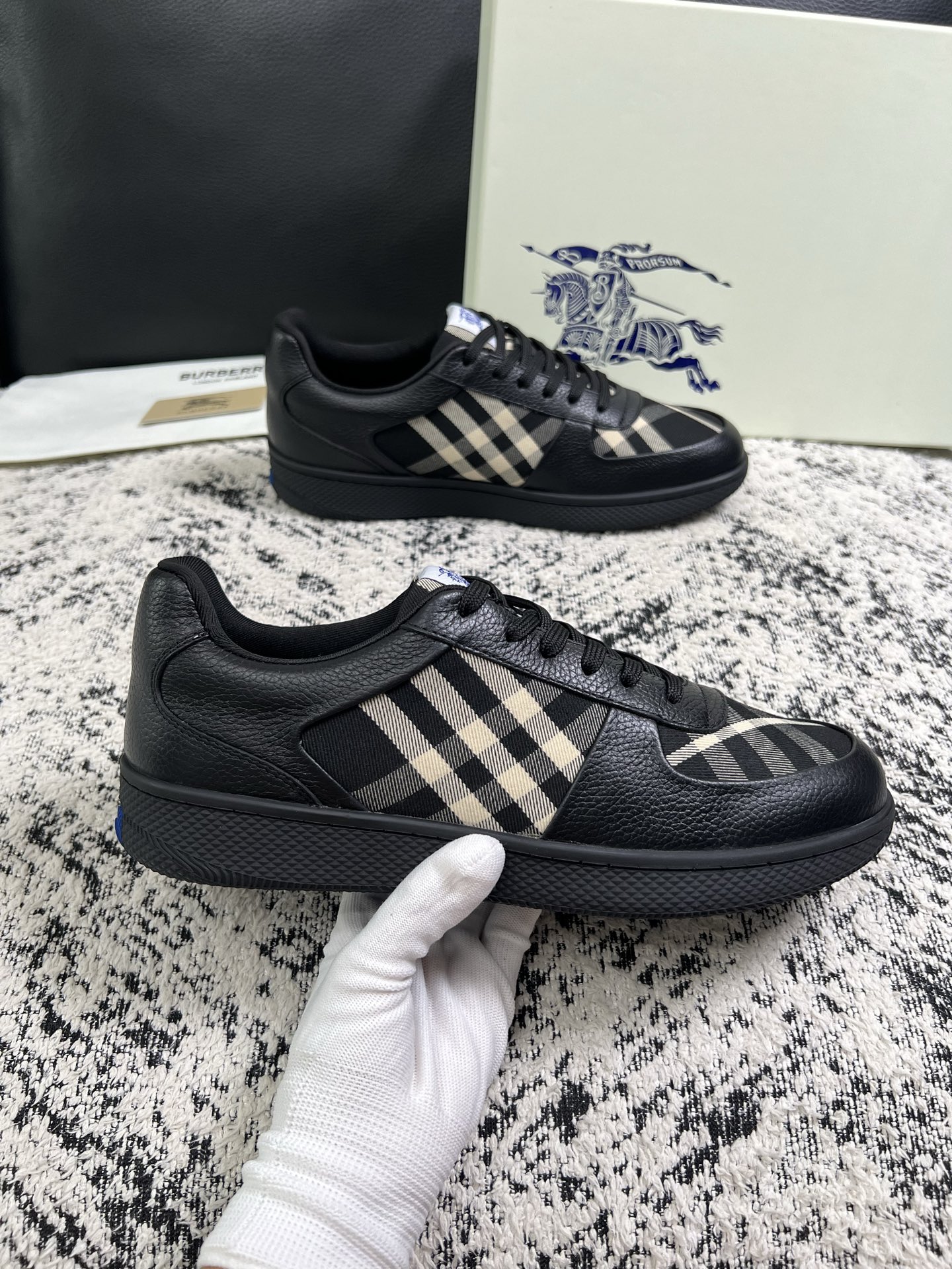 BURBERRY  顶级工艺品 巴宝莉 专柜同步，原厂配置意大利进口牛皮面料，高品质复杂拼接工艺，进口牛皮内里垫，透气舒