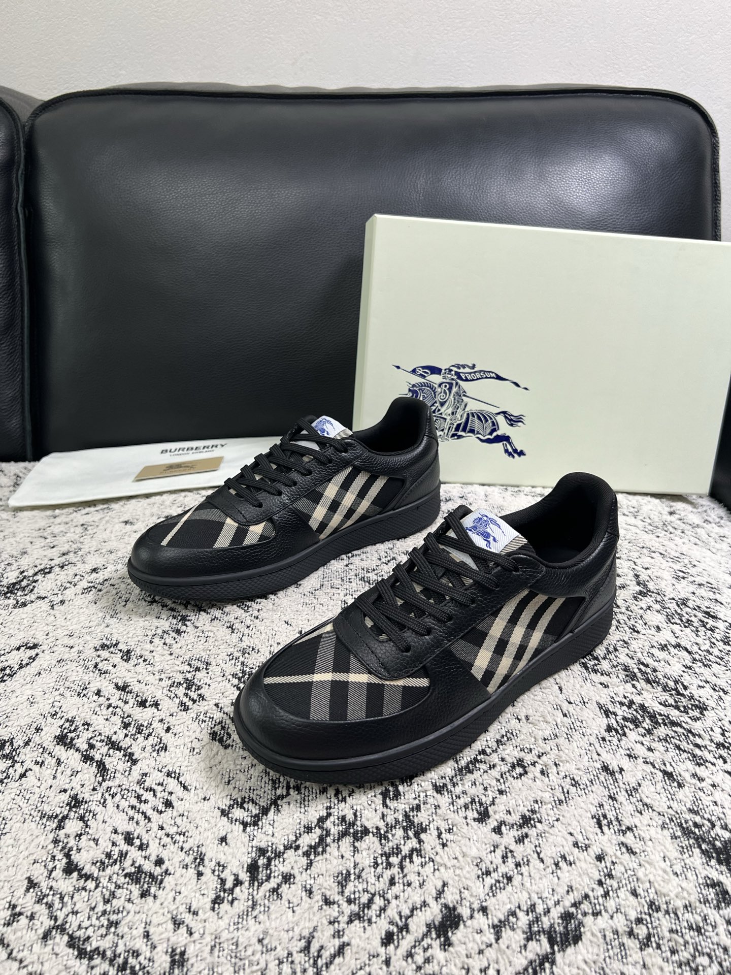 BURBERRY  顶级工艺品 巴宝莉 专柜同步，原厂配置意大利进口牛皮面料，高品质复杂拼接工艺，进口牛皮内里垫，透气舒