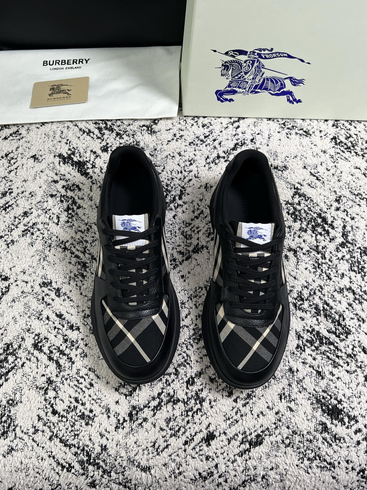BURBERRY  顶级工艺品 巴宝莉 专柜同步，原厂配置意大利进口牛皮面料，高品质复杂拼接工艺，进口牛皮内里垫，透气舒
