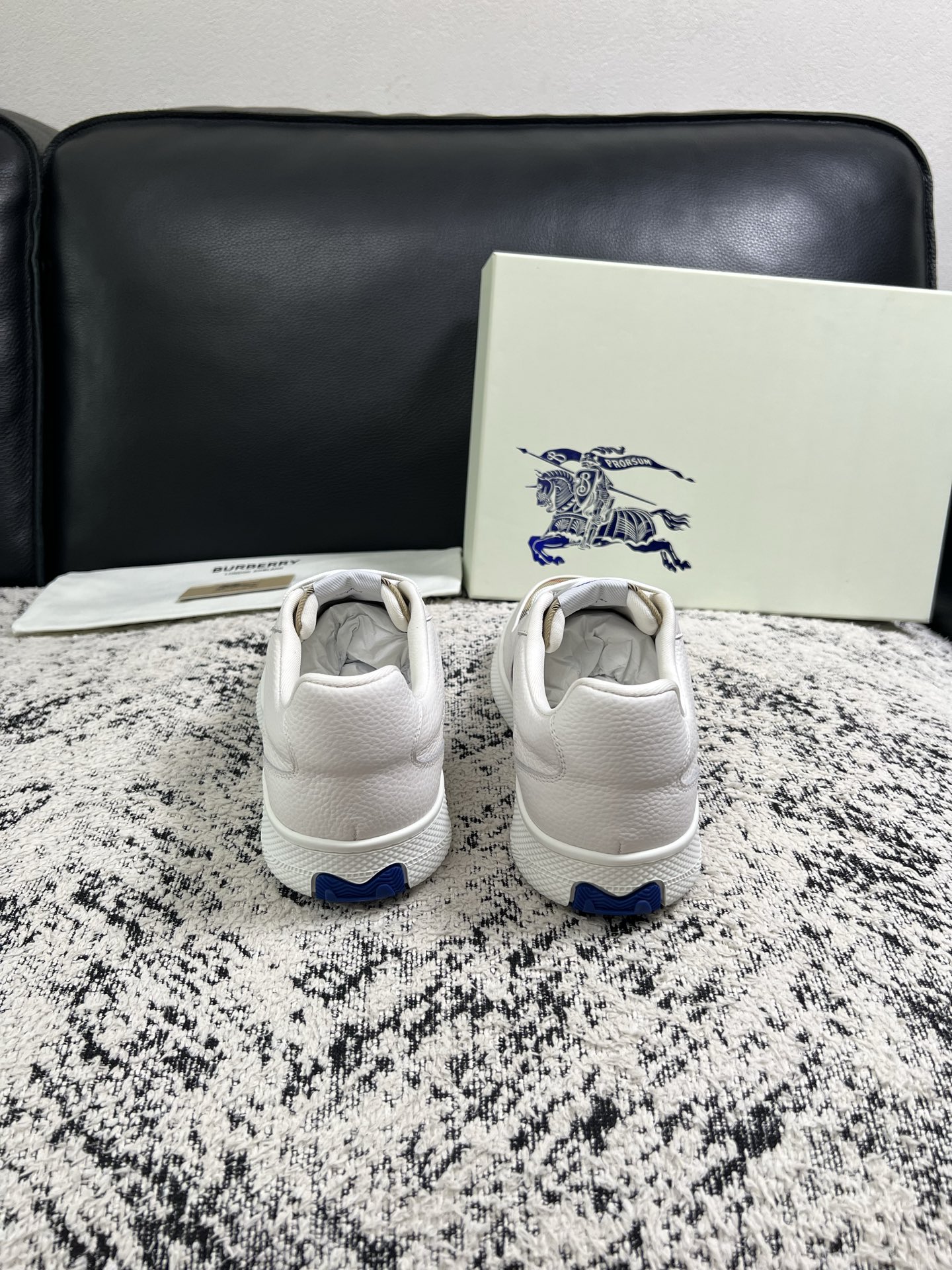 BURBERRY  顶级工艺品 巴宝莉 专柜同步，原厂配置意大利进口牛皮面料，高品质复杂拼接工艺，进口牛皮内里垫，透气舒