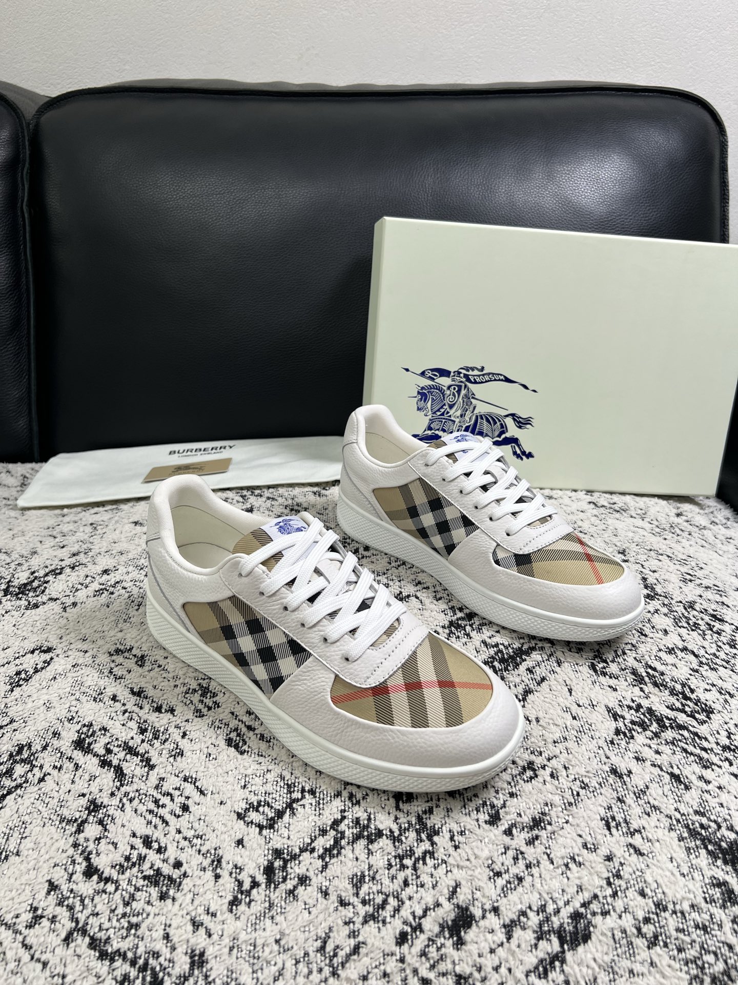 BURBERRY  顶级工艺品 巴宝莉 专柜同步，原厂配置意大利进口牛皮面料，高品质复杂拼接工艺，进口牛皮内里垫，透气舒