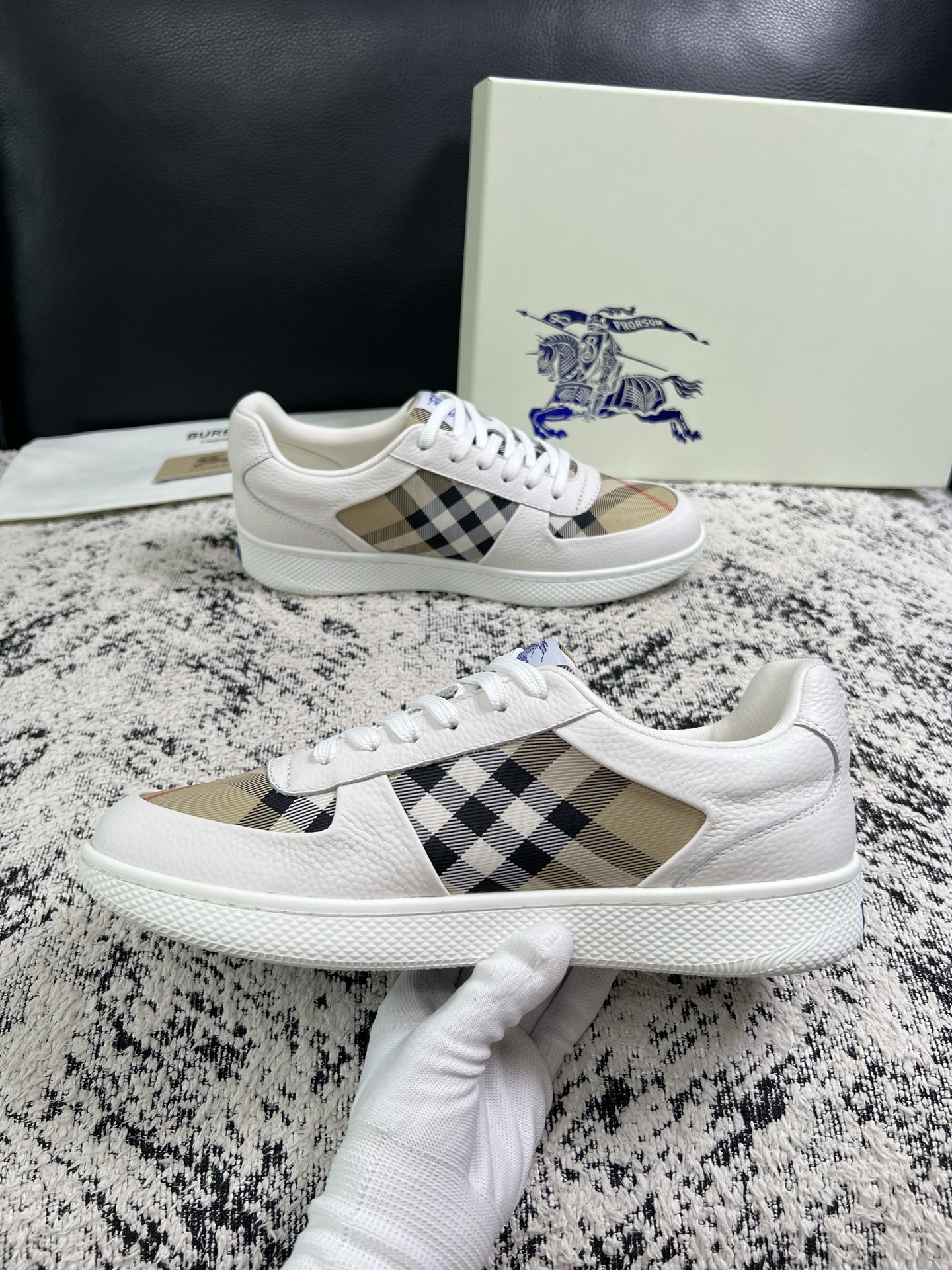 BURBERRY  顶级工艺品 巴宝莉 专柜同步，原厂配置意大利进口牛皮面料，高品质复杂拼接工艺，进口牛皮内里垫，透气舒