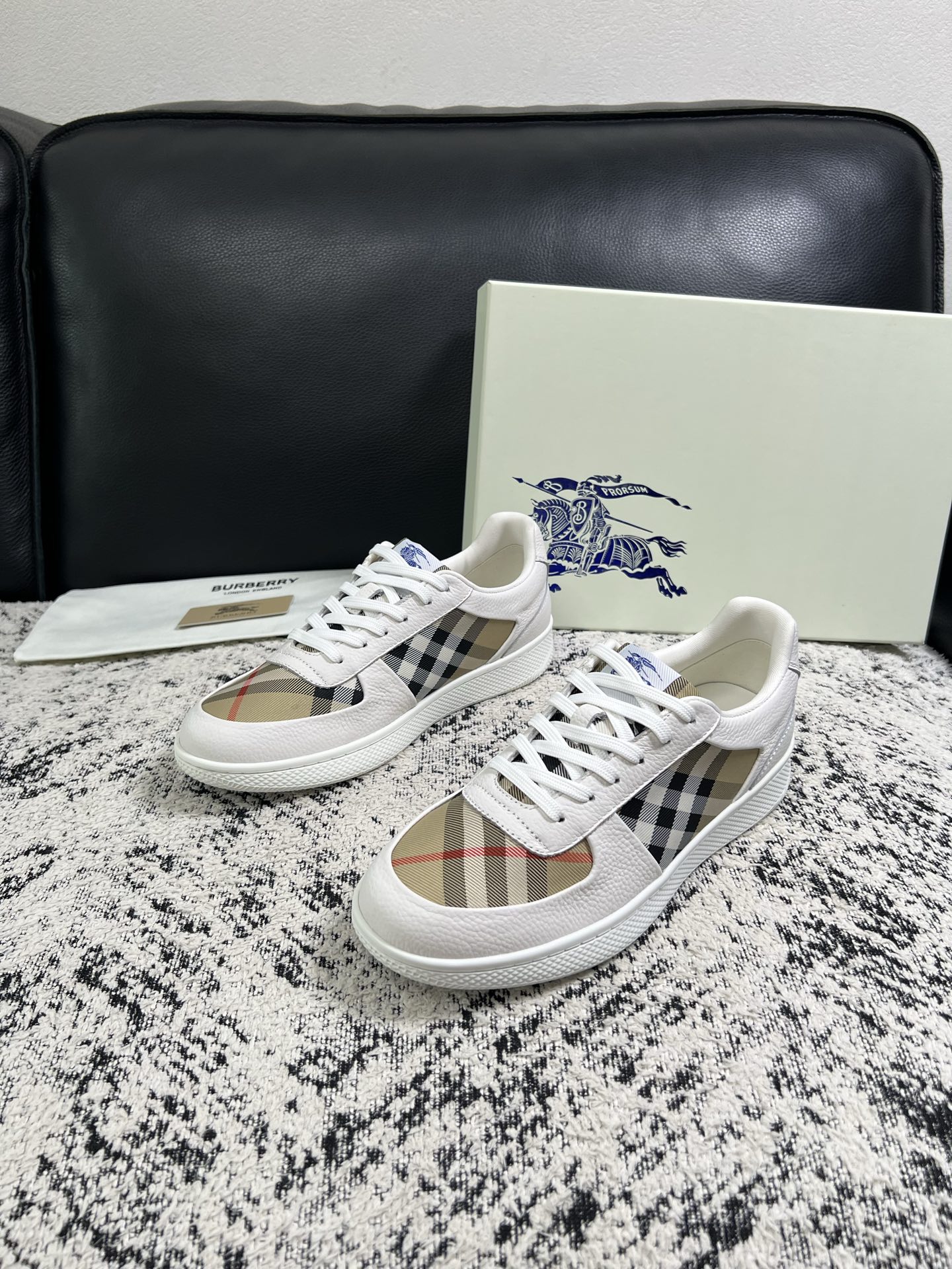 BURBERRY  顶级工艺品 巴宝莉 专柜同步，原厂配置意大利进口牛皮面料，高品质复杂拼接工艺，进口牛皮内里垫，透气舒