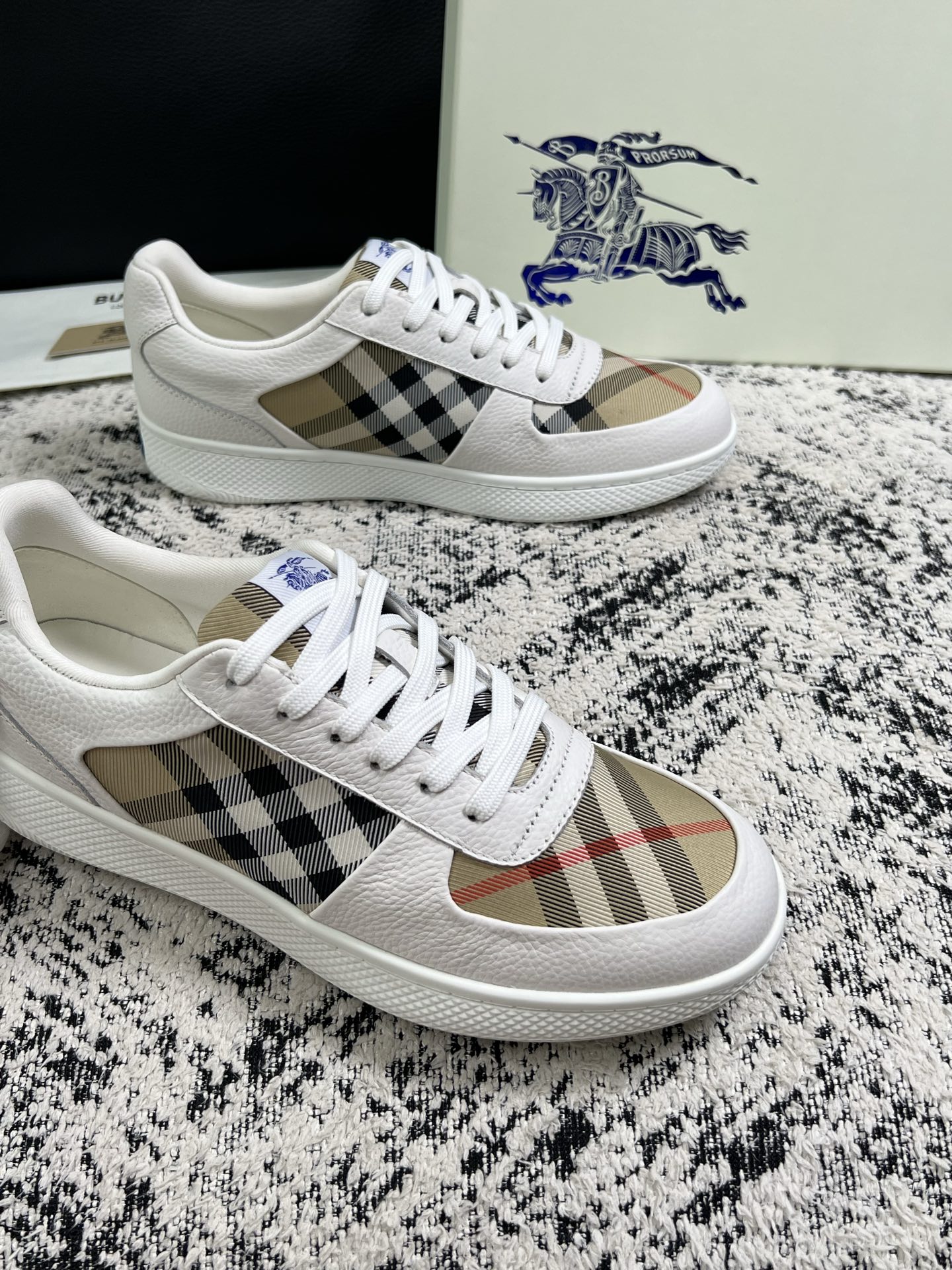 BURBERRY  顶级工艺品 巴宝莉 专柜同步，原厂配置意大利进口牛皮面料，高品质复杂拼接工艺，进口牛皮内里垫，透气舒