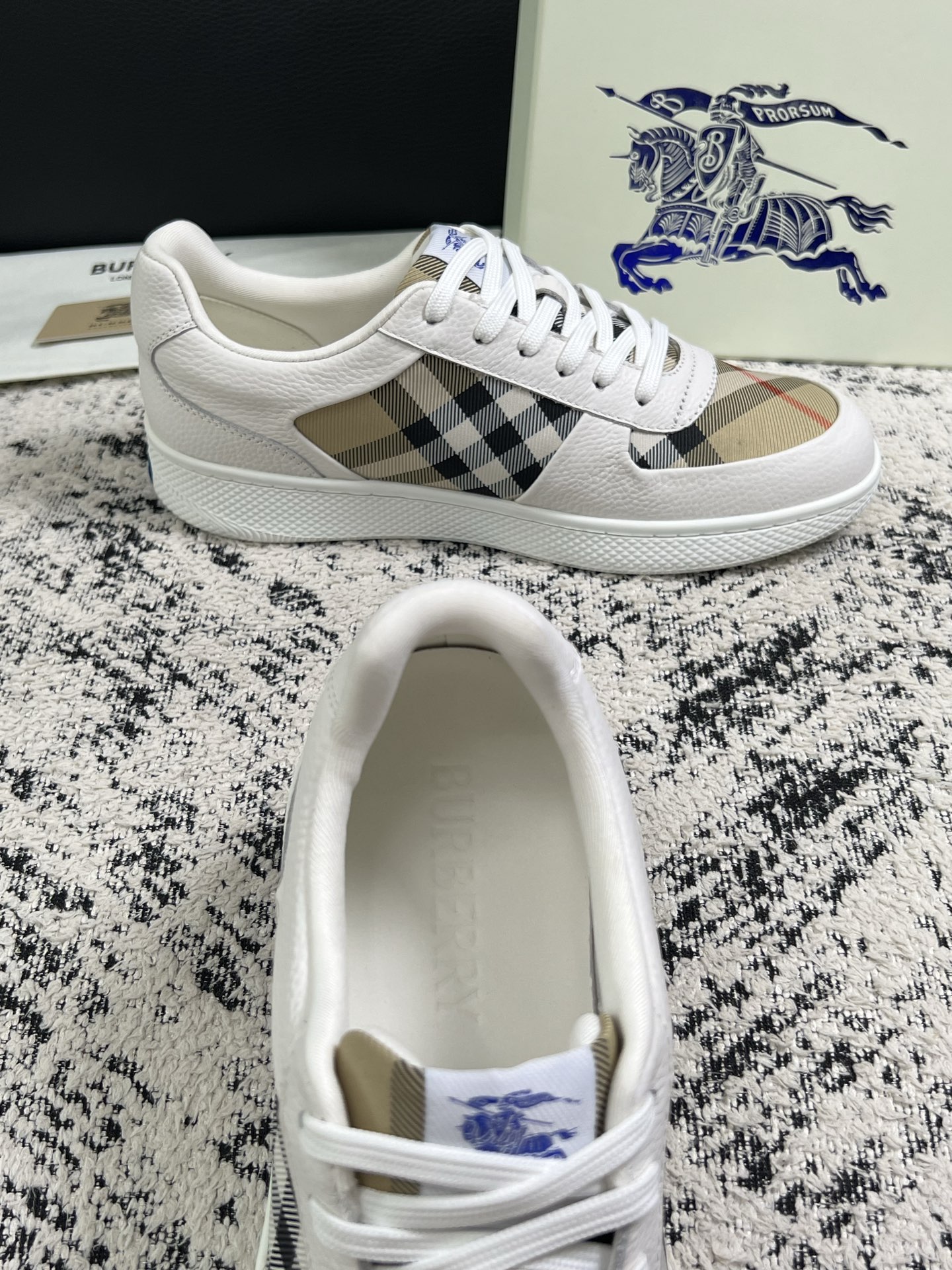BURBERRY  顶级工艺品 巴宝莉 专柜同步，原厂配置意大利进口牛皮面料，高品质复杂拼接工艺，进口牛皮内里垫，透气舒