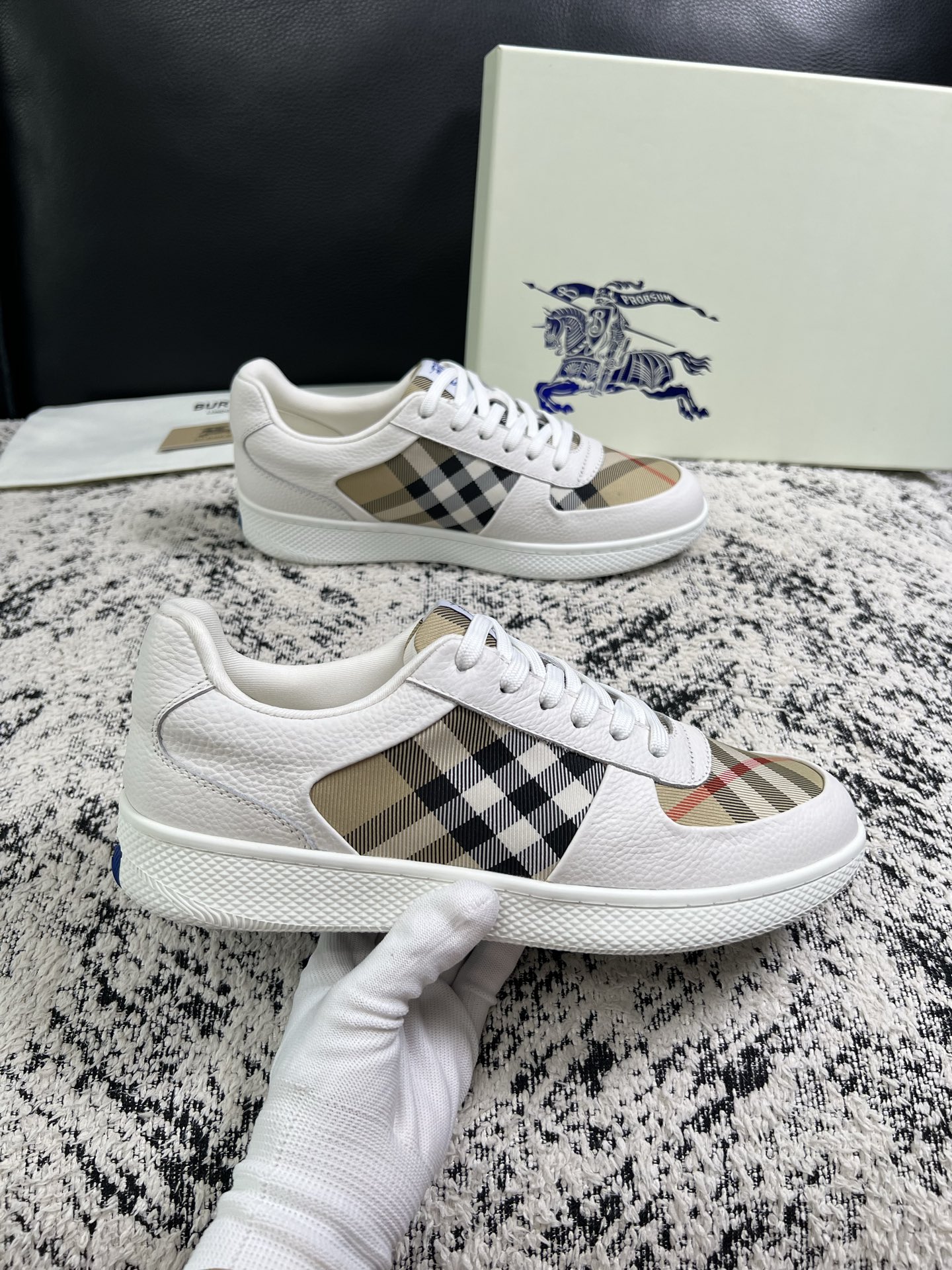 BURBERRY  顶级工艺品 巴宝莉 专柜同步，原厂配置意大利进口牛皮面料，高品质复杂拼接工艺，进口牛皮内里垫，透气舒