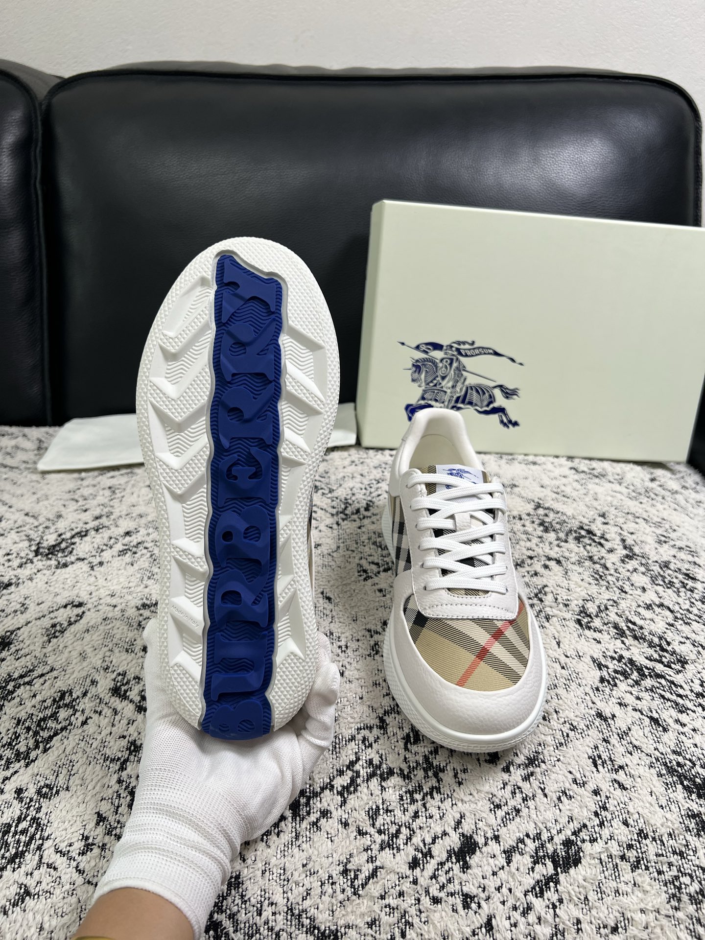 BURBERRY  顶级工艺品 巴宝莉 专柜同步，原厂配置意大利进口牛皮面料，高品质复杂拼接工艺，进口牛皮内里垫，透气舒