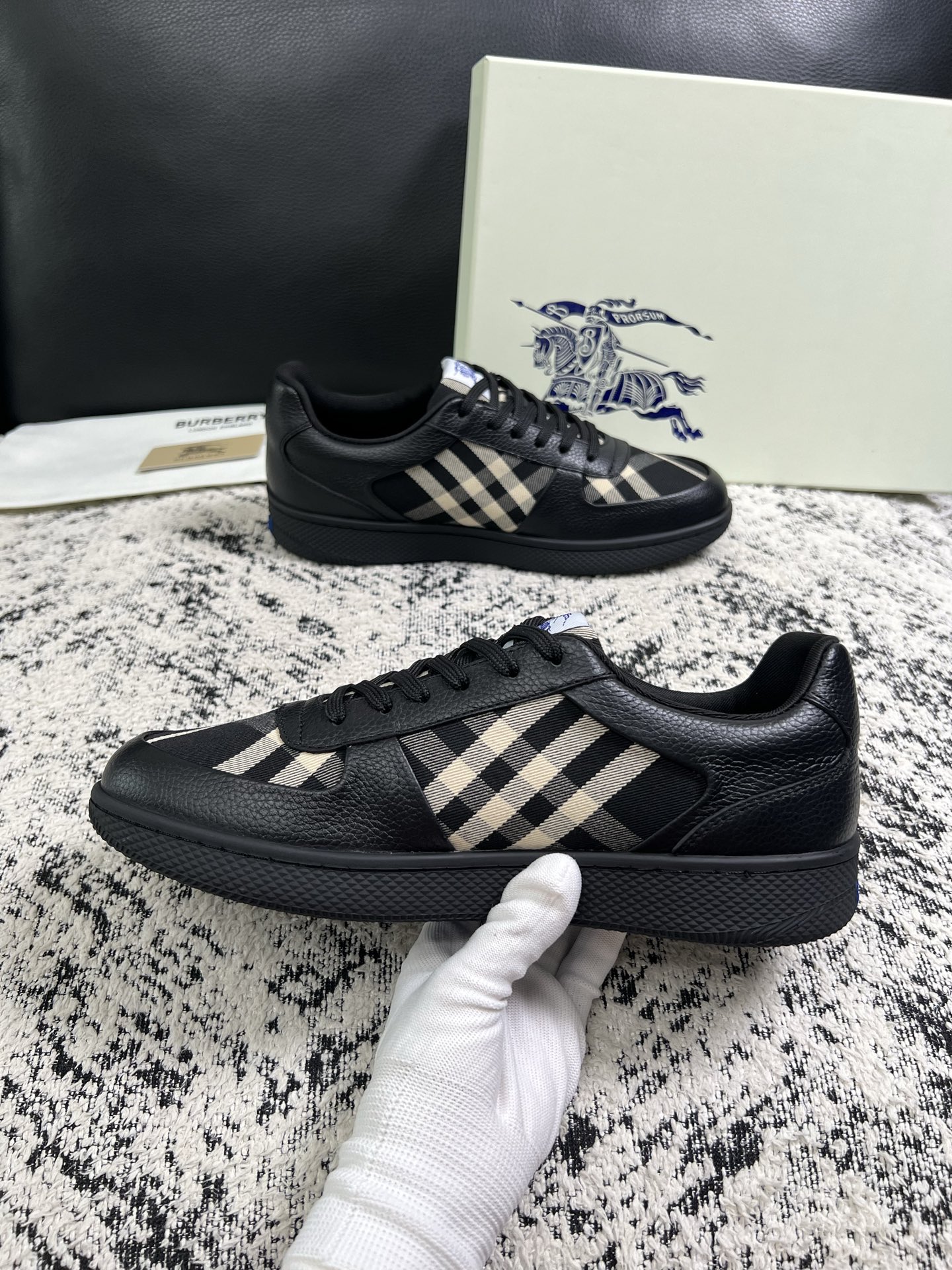 BURBERRY  顶级工艺品 巴宝莉 专柜同步，原厂配置意大利进口牛皮面料，高品质复杂拼接工艺，进口牛皮内里垫，透气舒