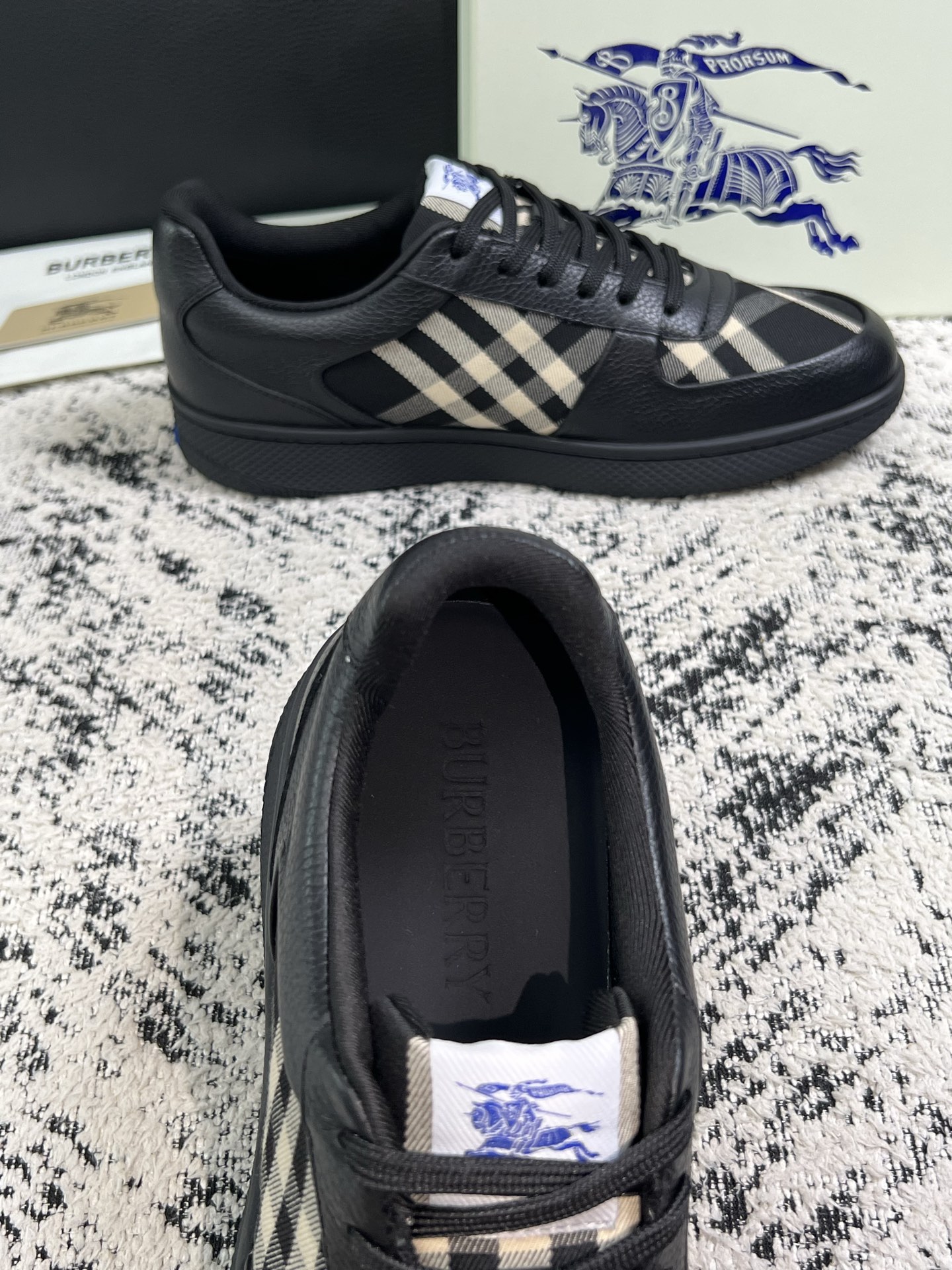 BURBERRY  顶级工艺品 巴宝莉 专柜同步，原厂配置意大利进口牛皮面料，高品质复杂拼接工艺，进口牛皮内里垫，透气舒