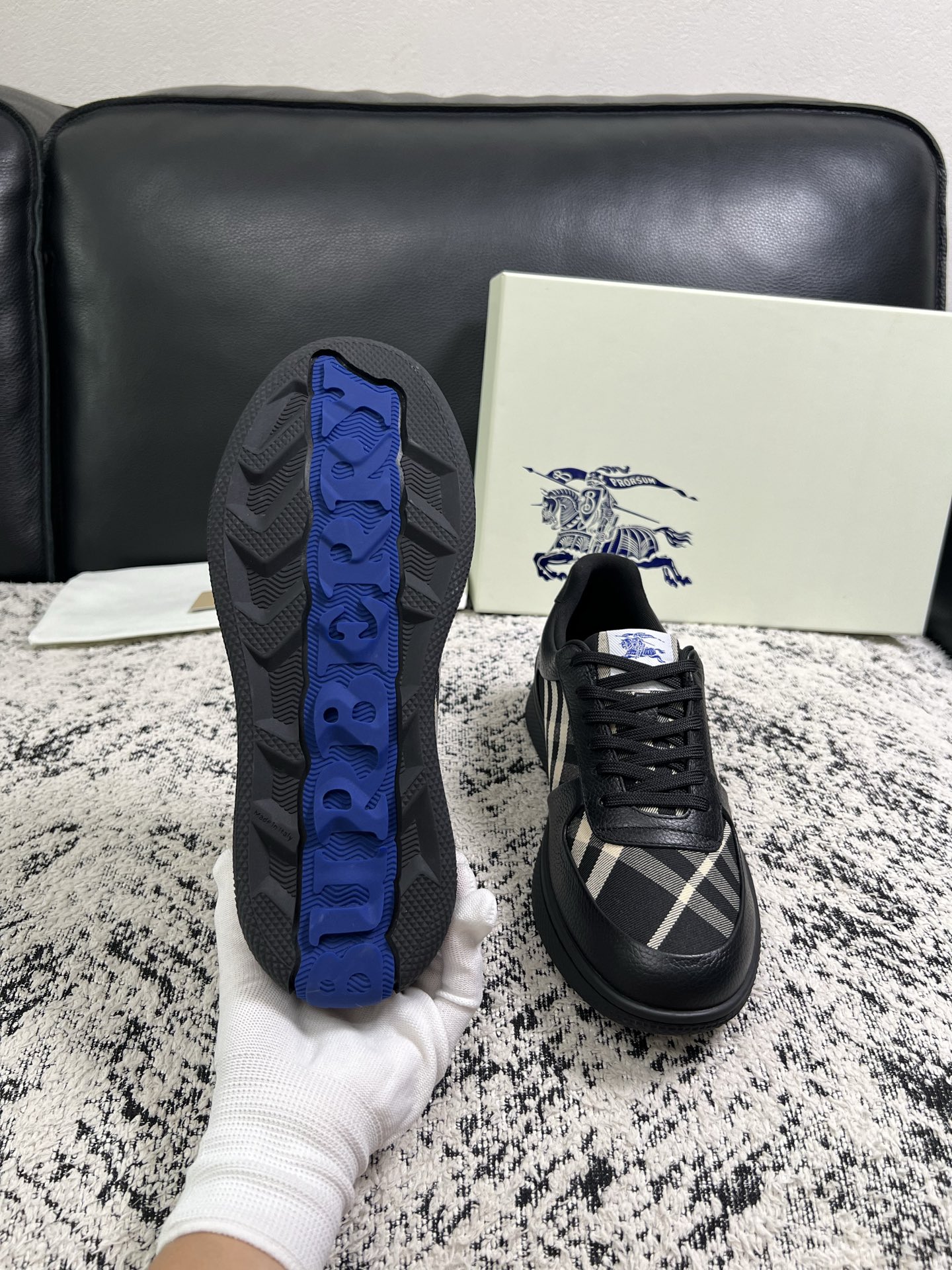 BURBERRY  顶级工艺品 巴宝莉 专柜同步，原厂配置意大利进口牛皮面料，高品质复杂拼接工艺，进口牛皮内里垫，透气舒