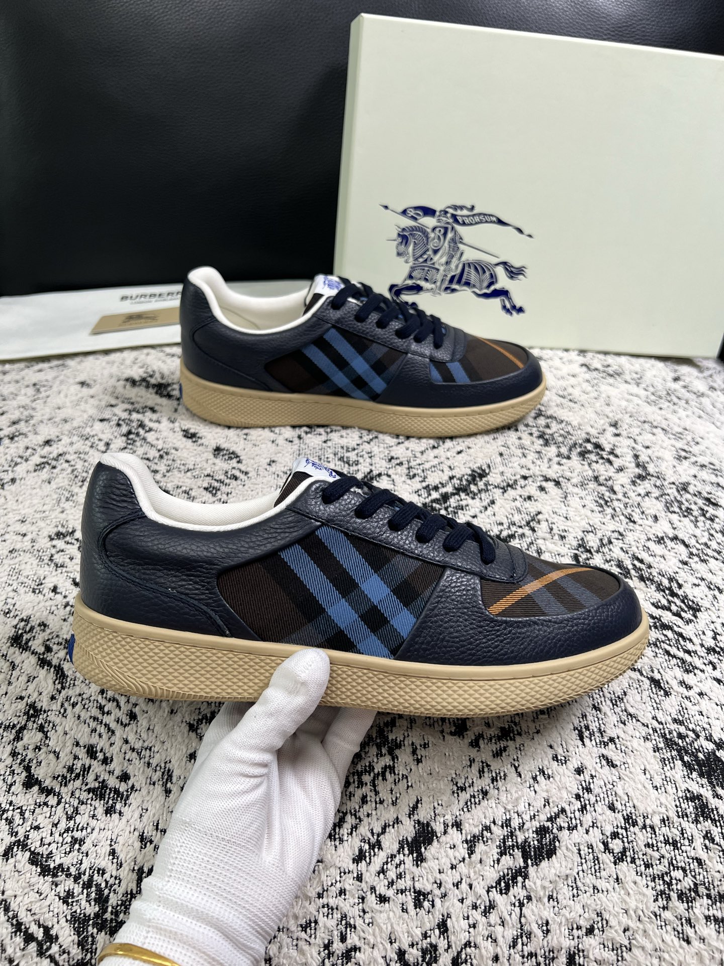 BURBERRY  顶级工艺品 巴宝莉 专柜同步，原厂配置意大利进口牛皮面料，高品质复杂拼接工艺，进口牛皮内里垫，透气舒