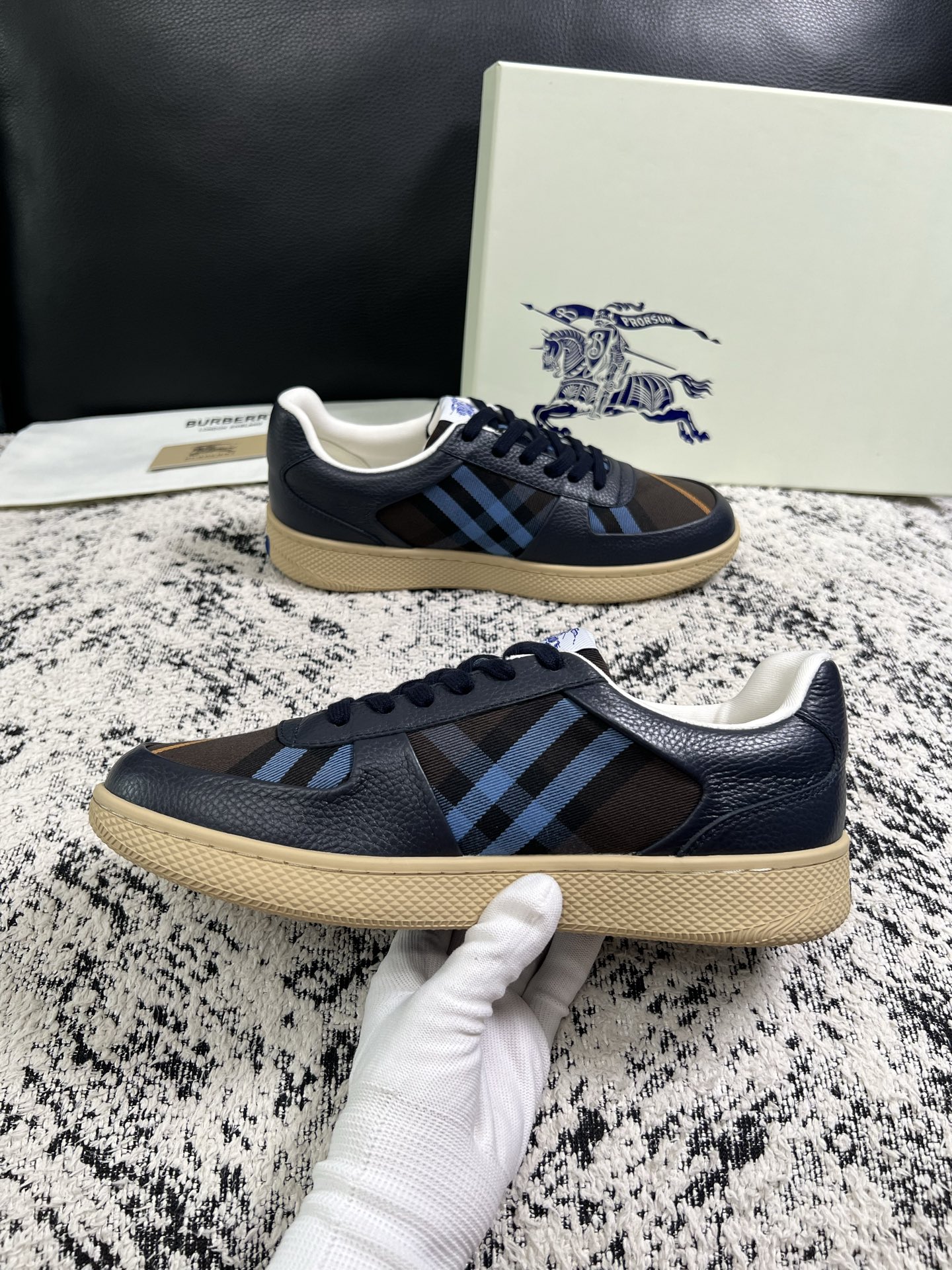 BURBERRY  顶级工艺品 巴宝莉 专柜同步，原厂配置意大利进口牛皮面料，高品质复杂拼接工艺，进口牛皮内里垫，透气舒
