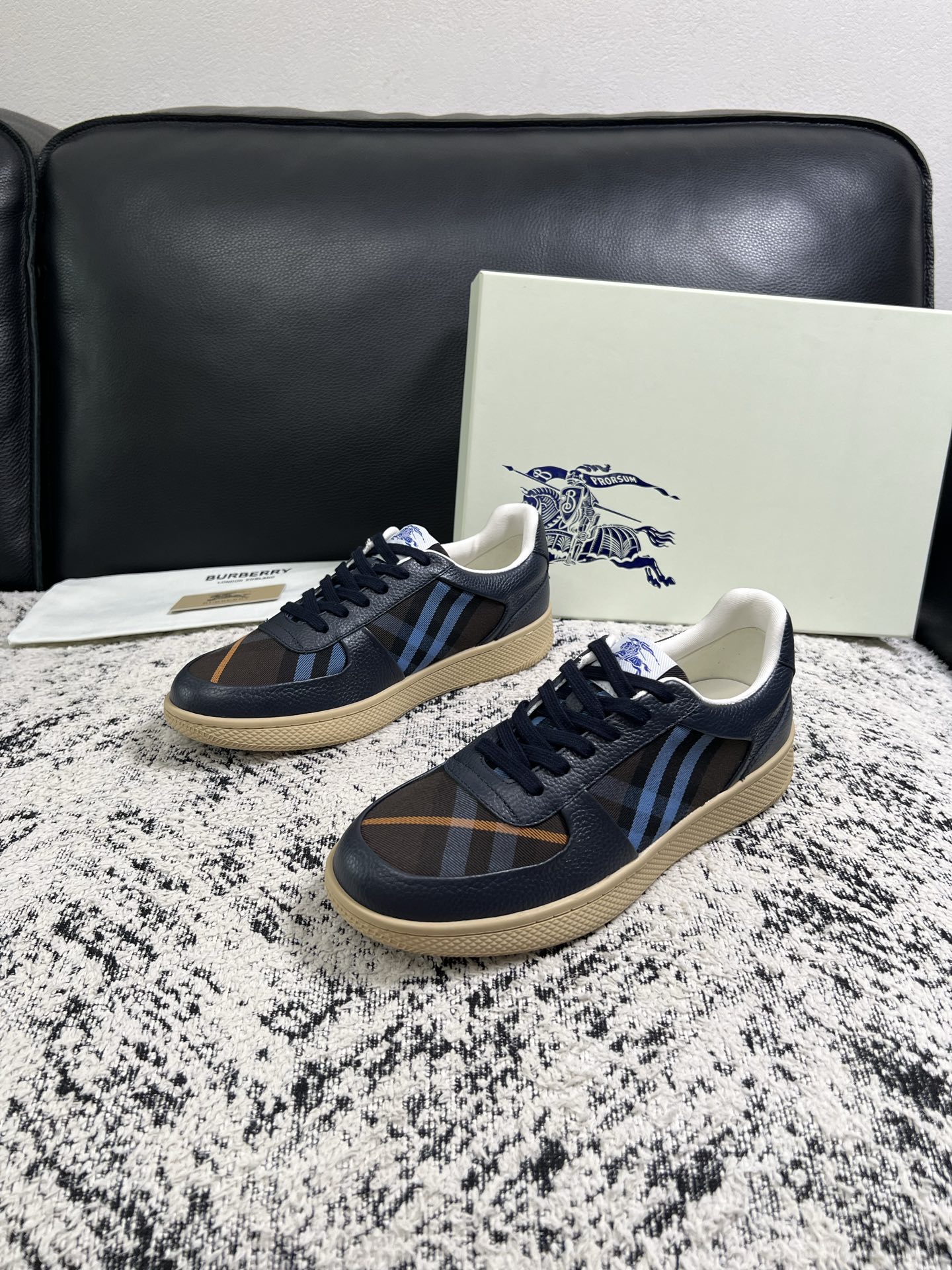 BURBERRY  顶级工艺品 巴宝莉 专柜同步，原厂配置意大利进口牛皮面料，高品质复杂拼接工艺，进口牛皮内里垫，透气舒
