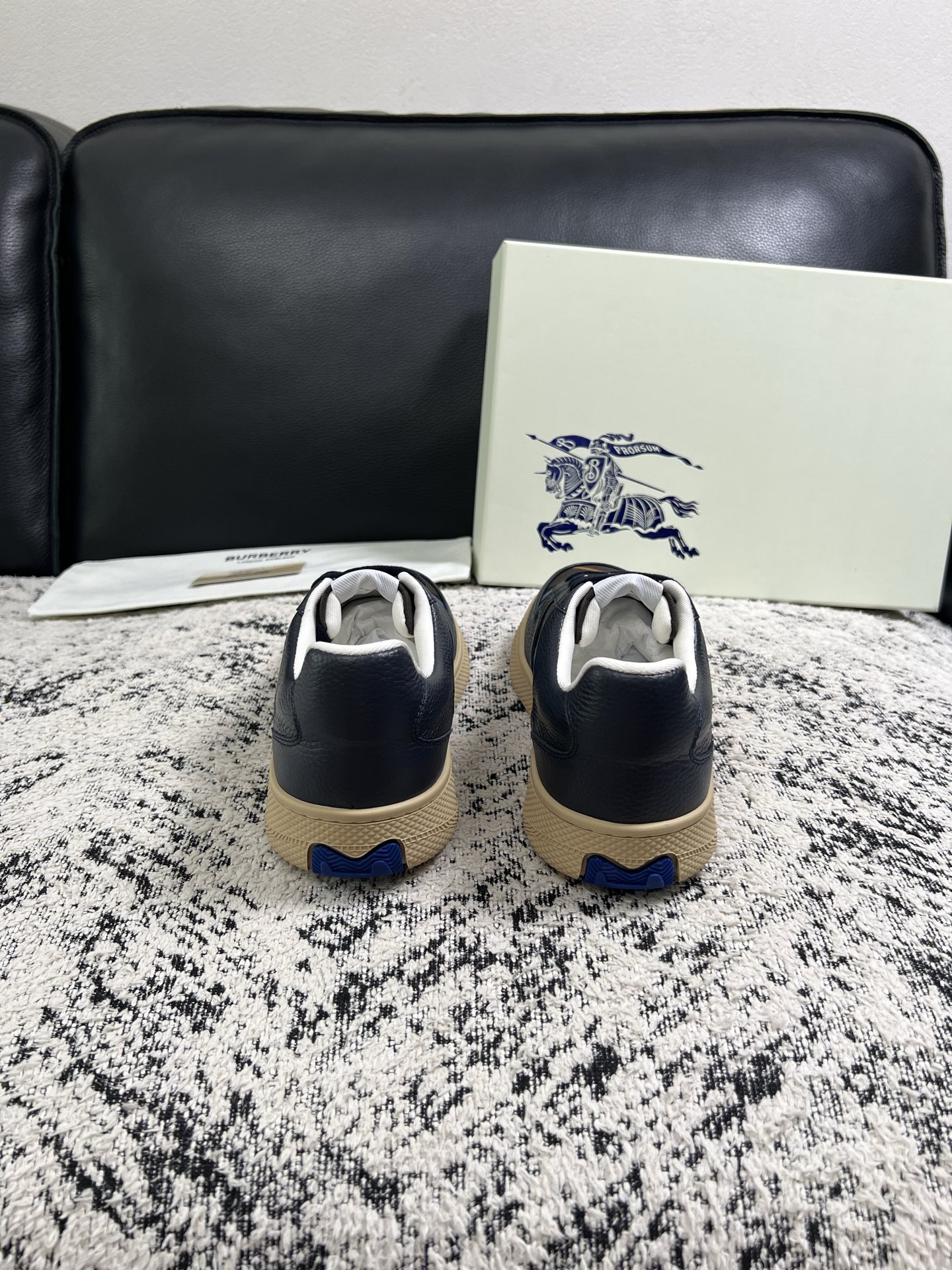BURBERRY  顶级工艺品 巴宝莉 专柜同步，原厂配置意大利进口牛皮面料，高品质复杂拼接工艺，进口牛皮内里垫，透气舒