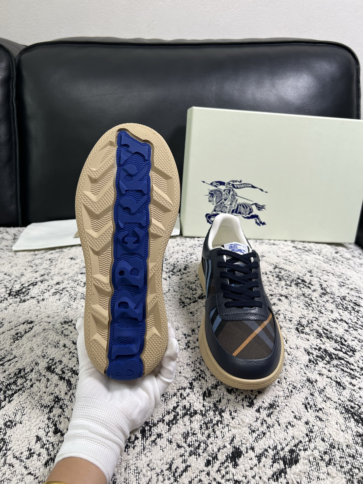 BURBERRY  顶级工艺品 巴宝莉 专柜同步，原厂配置意大利进口牛皮面料，高品质复杂拼接工艺，进口牛皮内里垫，透气舒