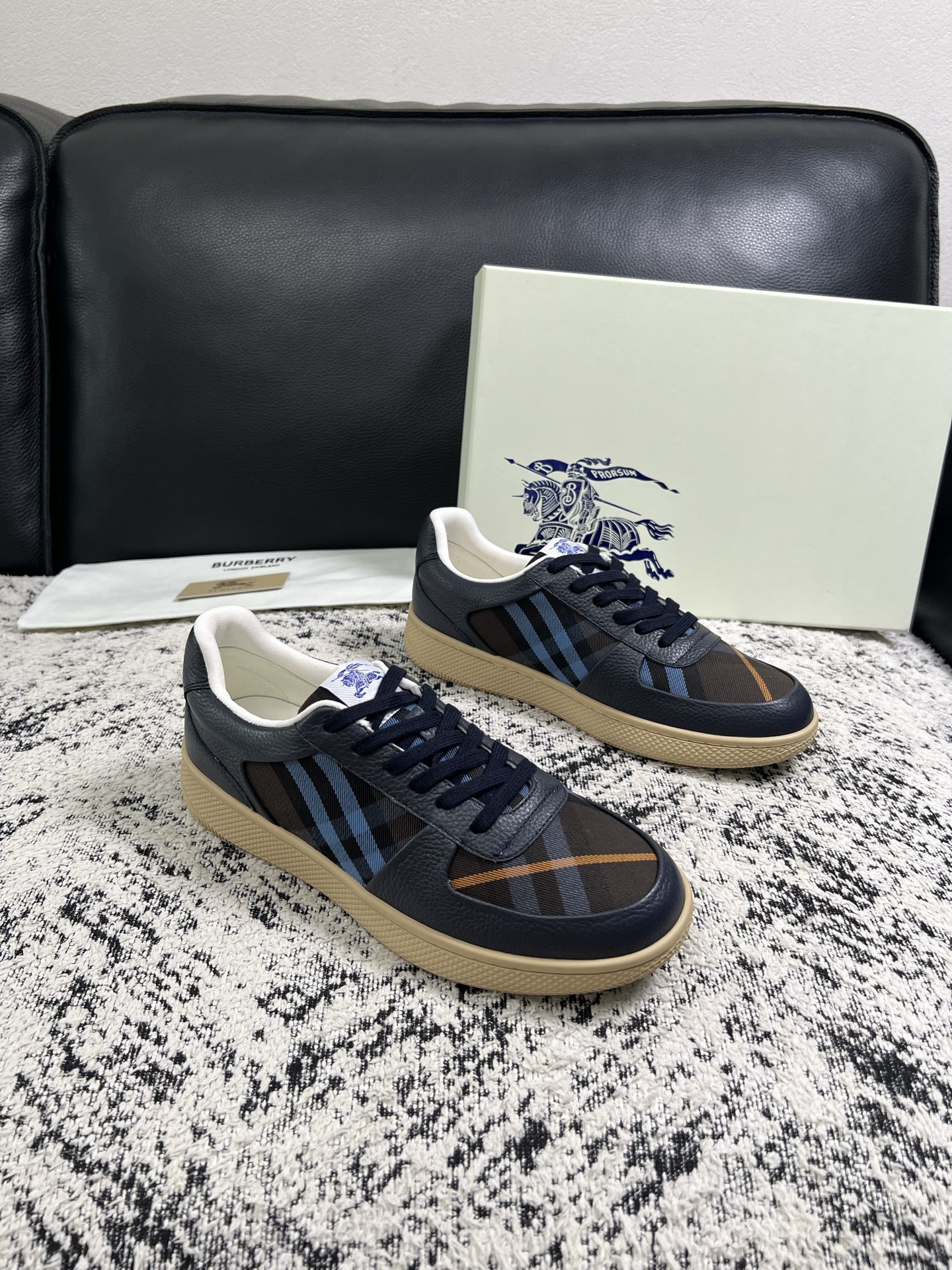 BURBERRY  顶级工艺品 巴宝莉 专柜同步，原厂配置意大利进口牛皮面料，高品质复杂拼接工艺，进口牛皮内里垫，透气舒