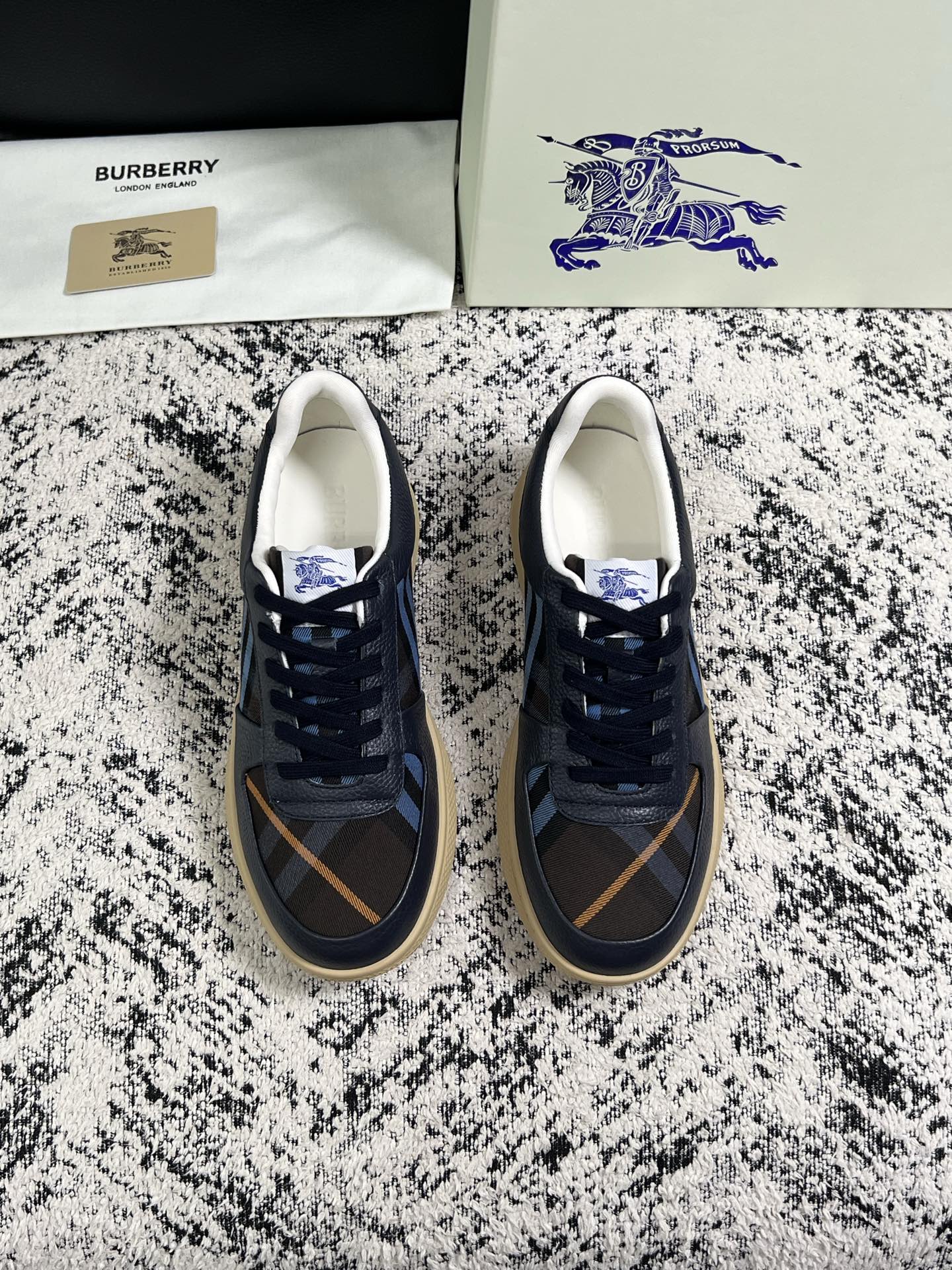 BURBERRY  顶级工艺品 巴宝莉 专柜同步，原厂配置意大利进口牛皮面料，高品质复杂拼接工艺，进口牛皮内里垫，透气舒
