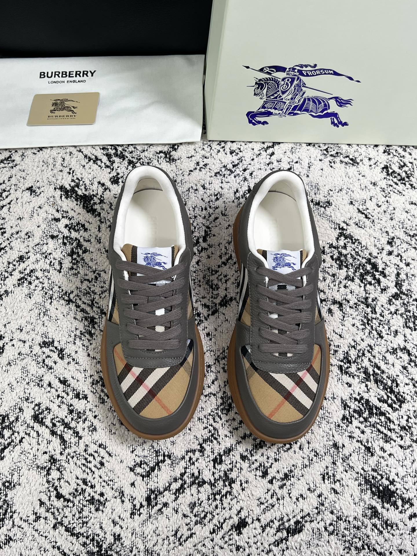 BURBERRY  顶级工艺品 巴宝莉 专柜同步，原厂配置意大利进口牛皮面料，高品质复杂拼接工艺，进口牛皮内里垫，透气舒