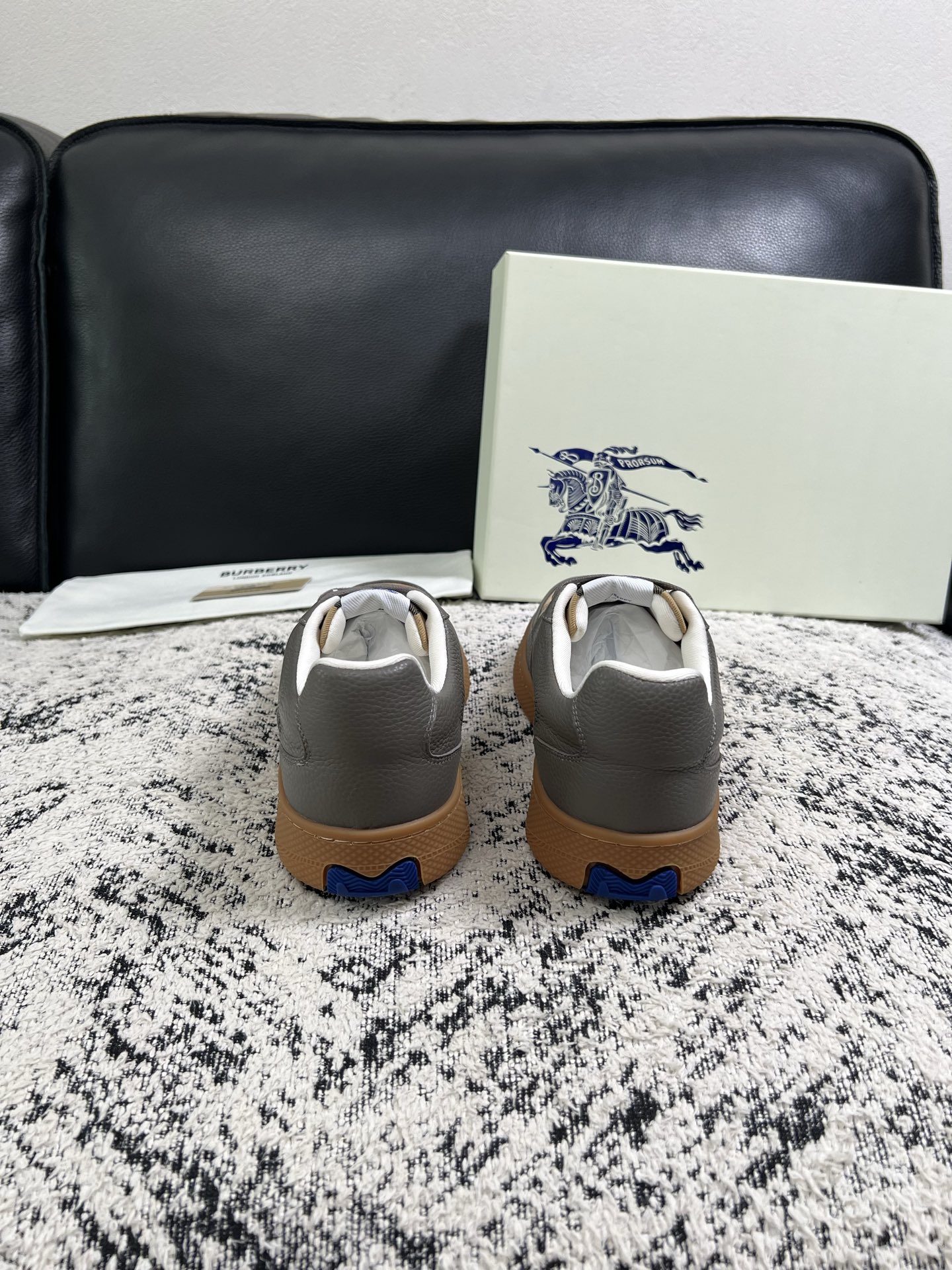 BURBERRY  顶级工艺品 巴宝莉 专柜同步，原厂配置意大利进口牛皮面料，高品质复杂拼接工艺，进口牛皮内里垫，透气舒