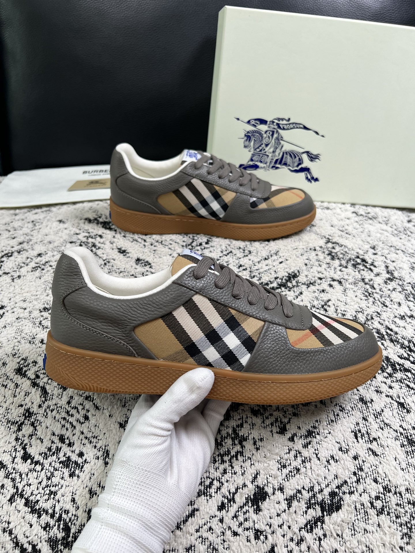 BURBERRY  顶级工艺品 巴宝莉 专柜同步，原厂配置意大利进口牛皮面料，高品质复杂拼接工艺，进口牛皮内里垫，透气舒
