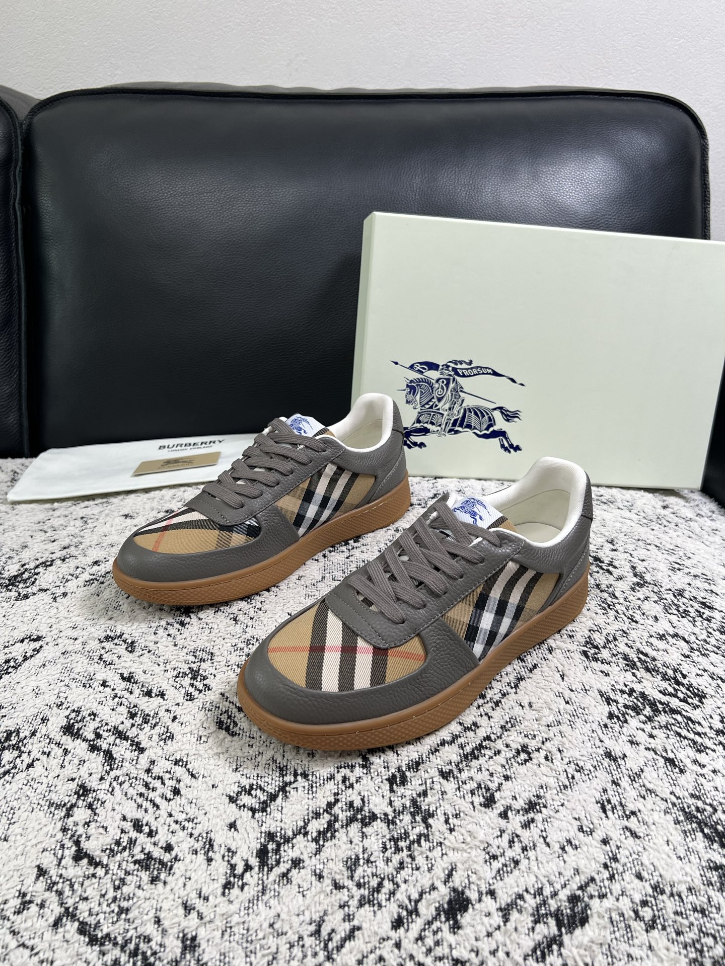 BURBERRY  顶级工艺品 巴宝莉 专柜同步，原厂配置意大利进口牛皮面料，高品质复杂拼接工艺，进口牛皮内里垫，透气舒