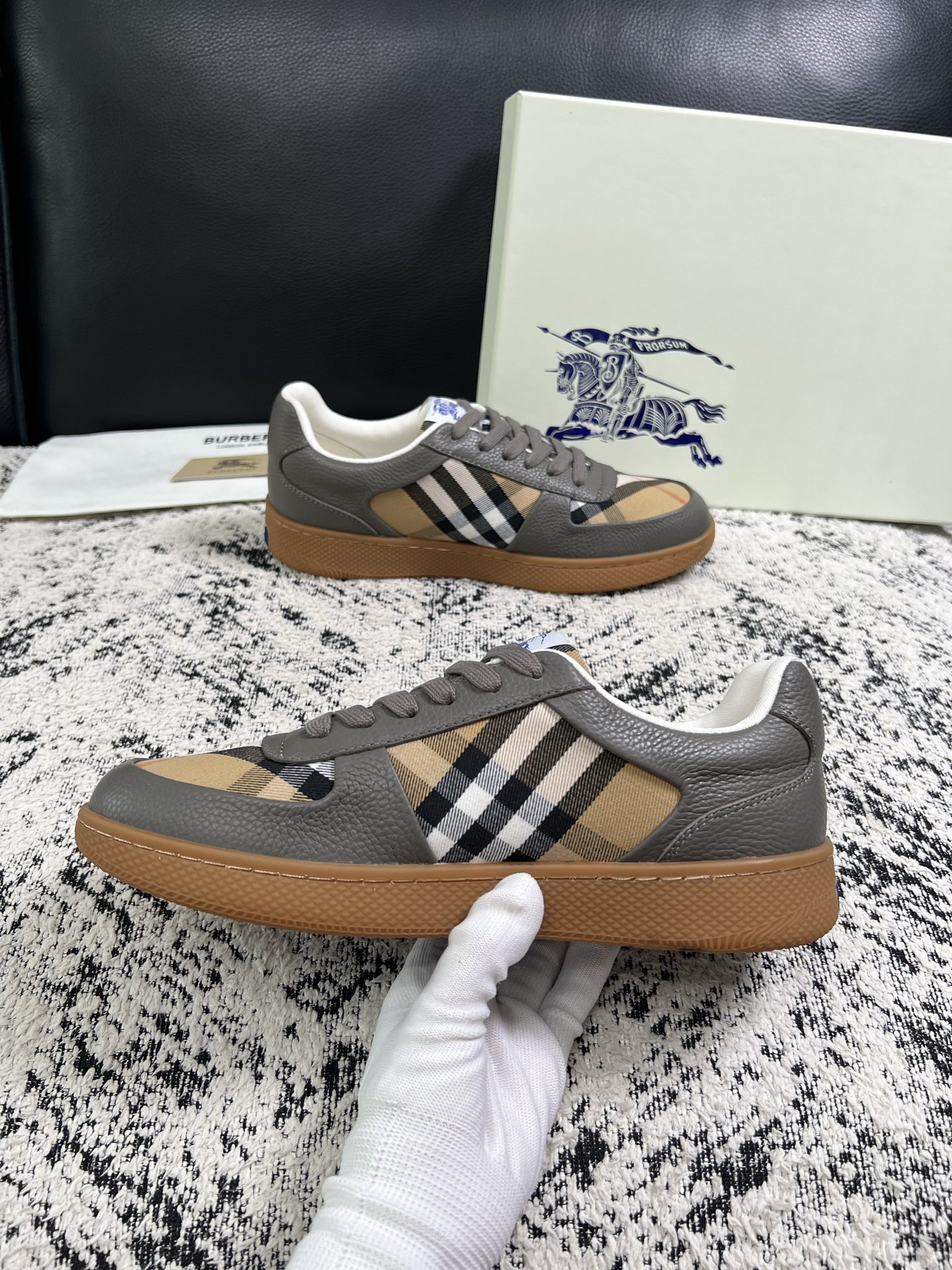 BURBERRY  顶级工艺品 巴宝莉 专柜同步，原厂配置意大利进口牛皮面料，高品质复杂拼接工艺，进口牛皮内里垫，透气舒