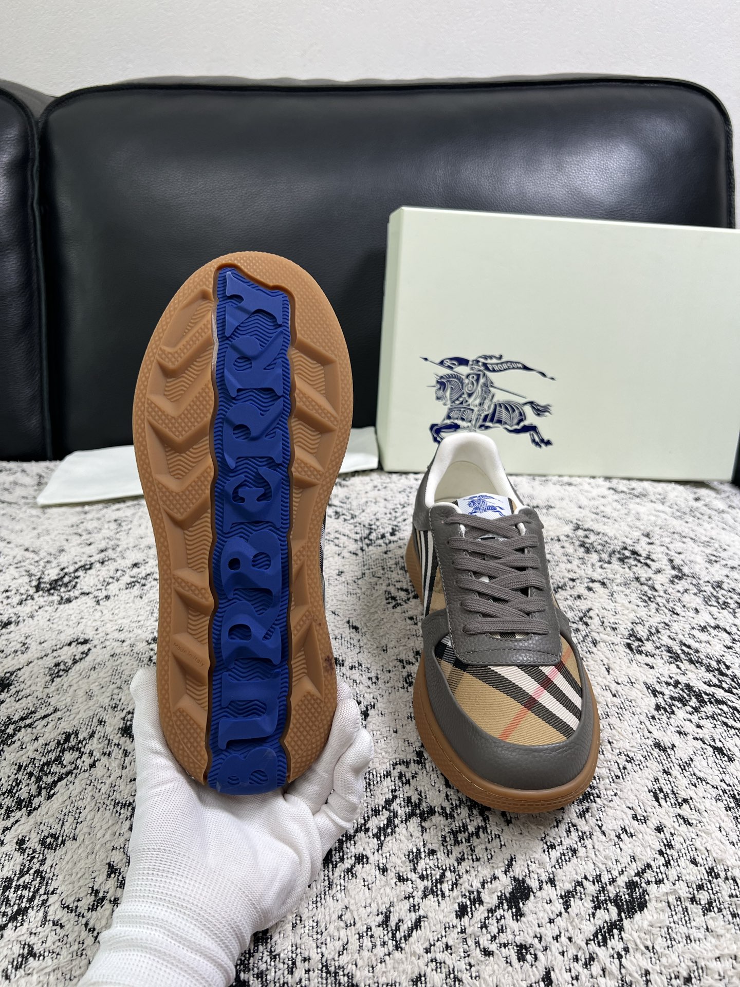 BURBERRY  顶级工艺品 巴宝莉 专柜同步，原厂配置意大利进口牛皮面料，高品质复杂拼接工艺，进口牛皮内里垫，透气舒