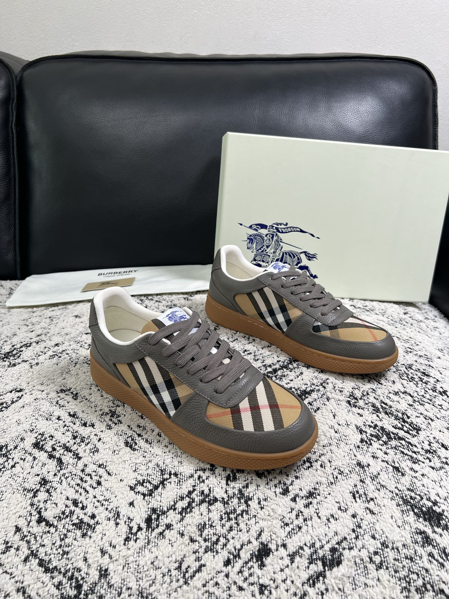 BURBERRY  顶级工艺品 巴宝莉 专柜同步，原厂配置意大利进口牛皮面料，高品质复杂拼接工艺，进口牛皮内里垫，透气舒