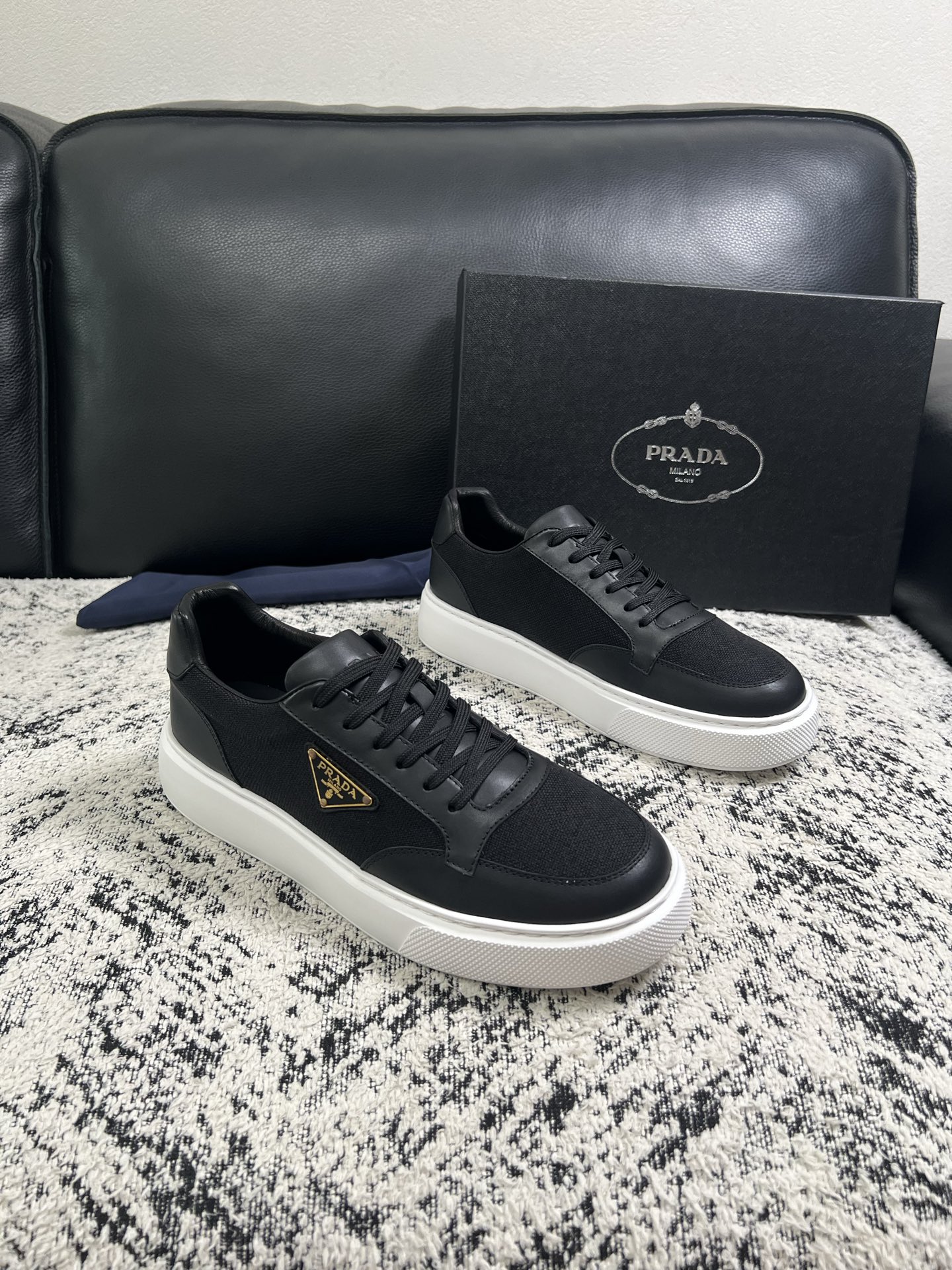Prada  顶级工艺品，普拉达 专柜同步，原厂配置意大利进口牛皮拼布面料，进口牛皮内里垫，透气舒适，鞋底：原厂特供原版
