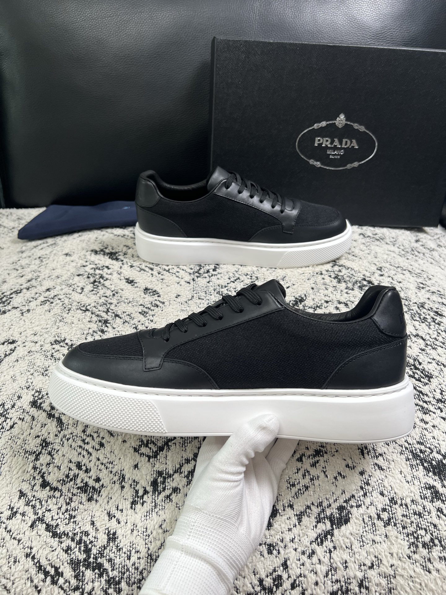 Prada  顶级工艺品，普拉达 专柜同步，原厂配置意大利进口牛皮拼布面料，进口牛皮内里垫，透气舒适，鞋底：原厂特供原版