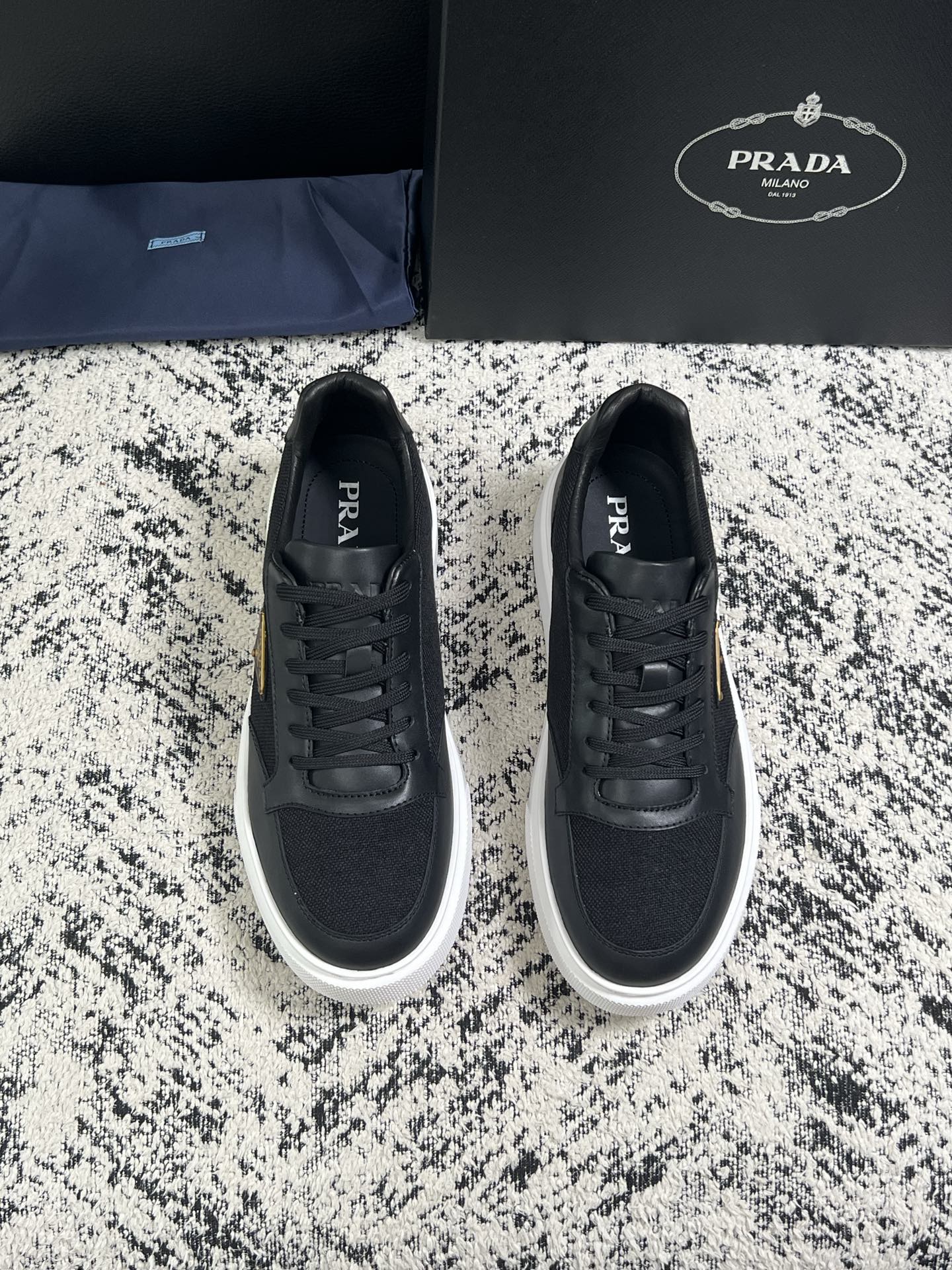 Prada  顶级工艺品，普拉达 专柜同步，原厂配置意大利进口牛皮拼布面料，进口牛皮内里垫，透气舒适，鞋底：原厂特供原版
