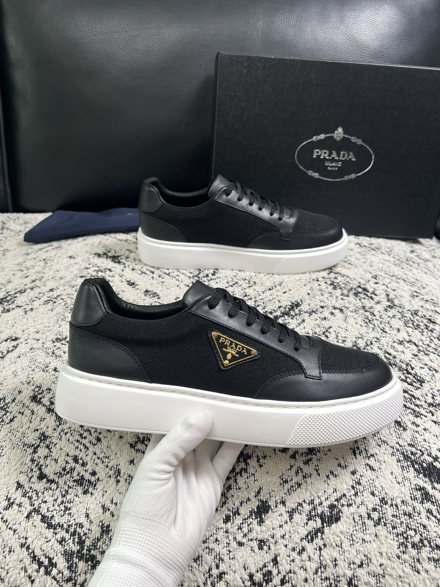 Prada  顶级工艺品，普拉达 专柜同步，原厂配置意大利进口牛皮拼布面料，进口牛皮内里垫，透气舒适，鞋底：原厂特供原版