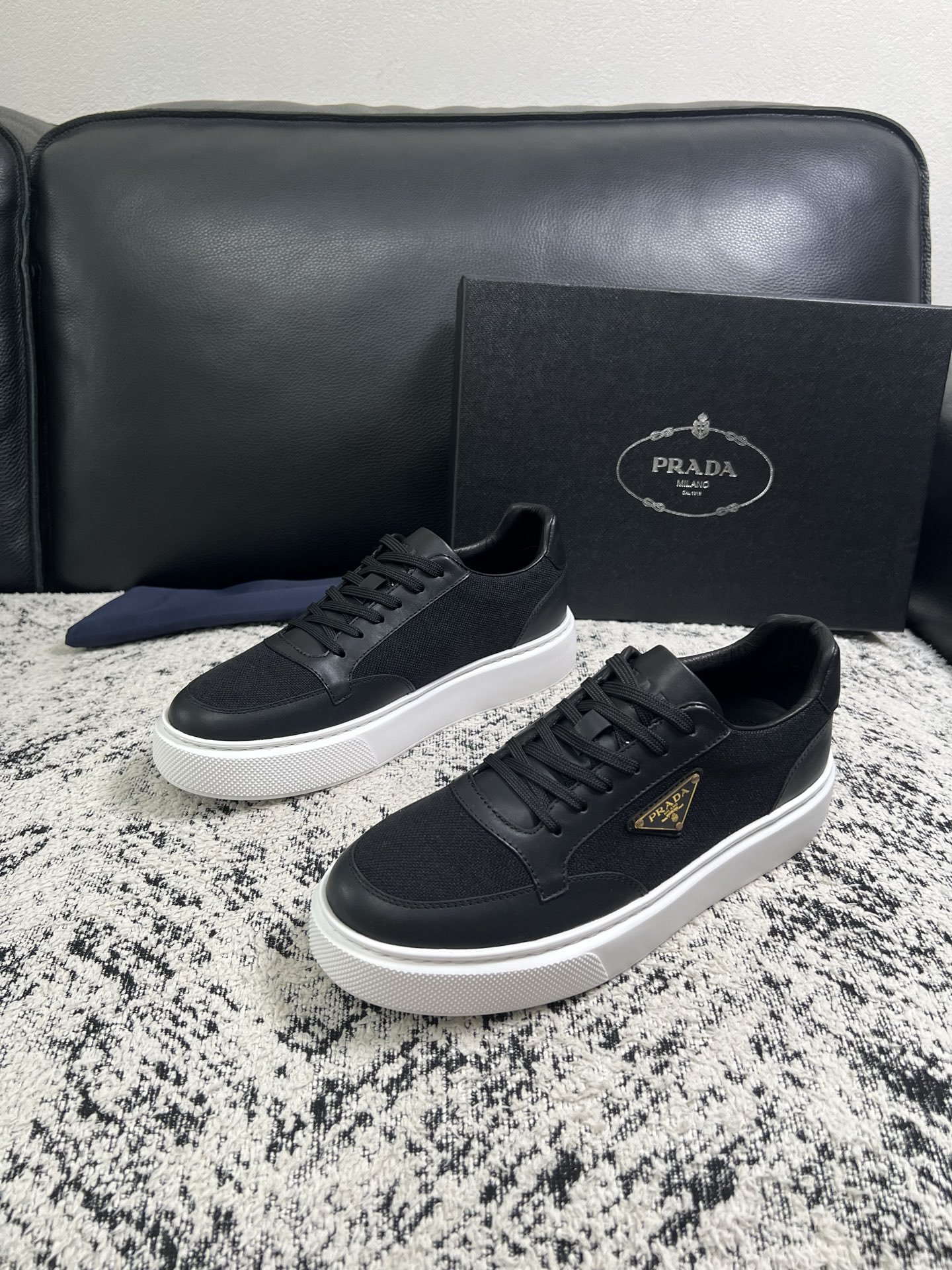 Prada  顶级工艺品，普拉达 专柜同步，原厂配置意大利进口牛皮拼布面料，进口牛皮内里垫，透气舒适，鞋底：原厂特供原版