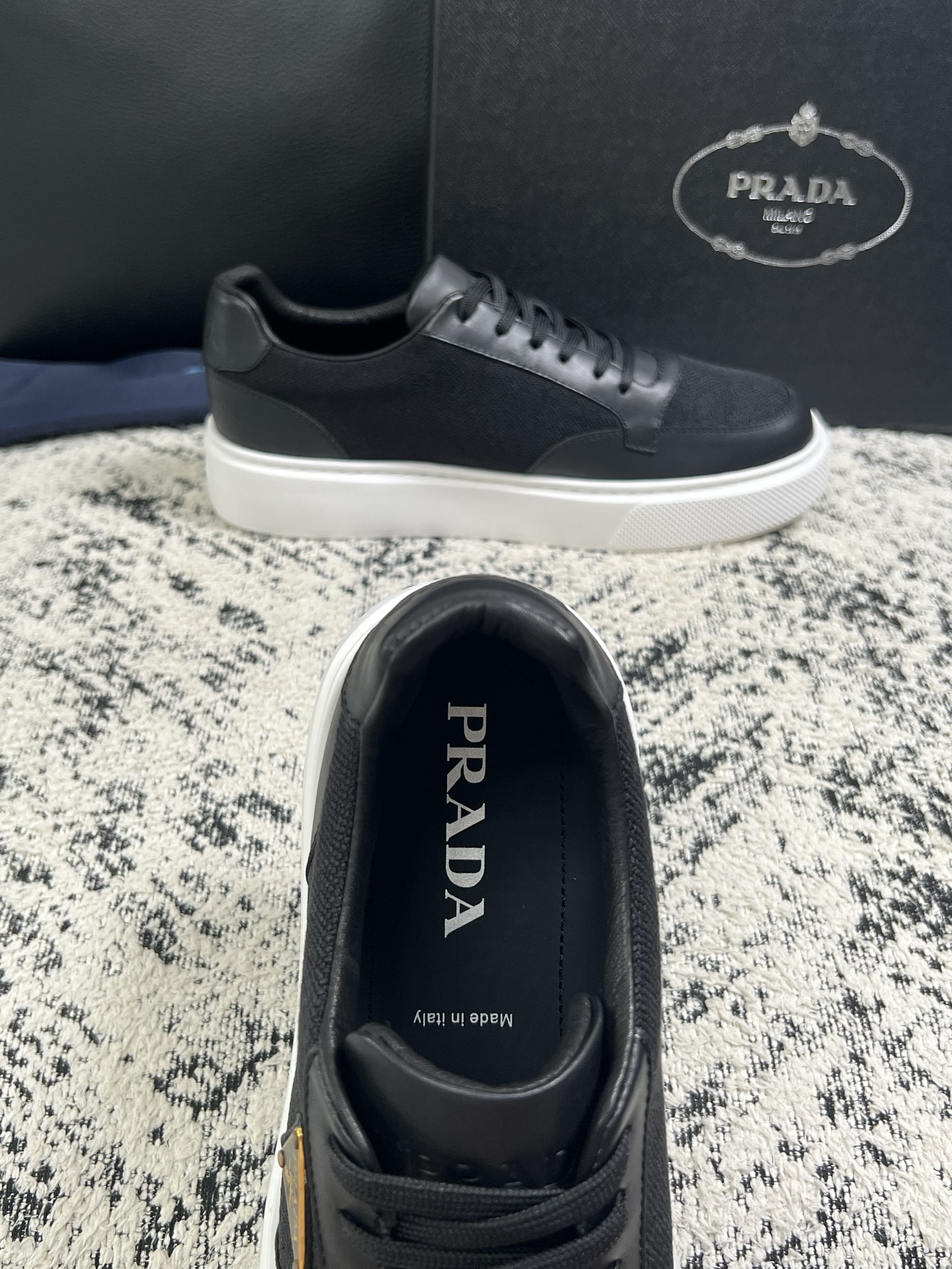 Prada  顶级工艺品，普拉达 专柜同步，原厂配置意大利进口牛皮拼布面料，进口牛皮内里垫，透气舒适，鞋底：原厂特供原版