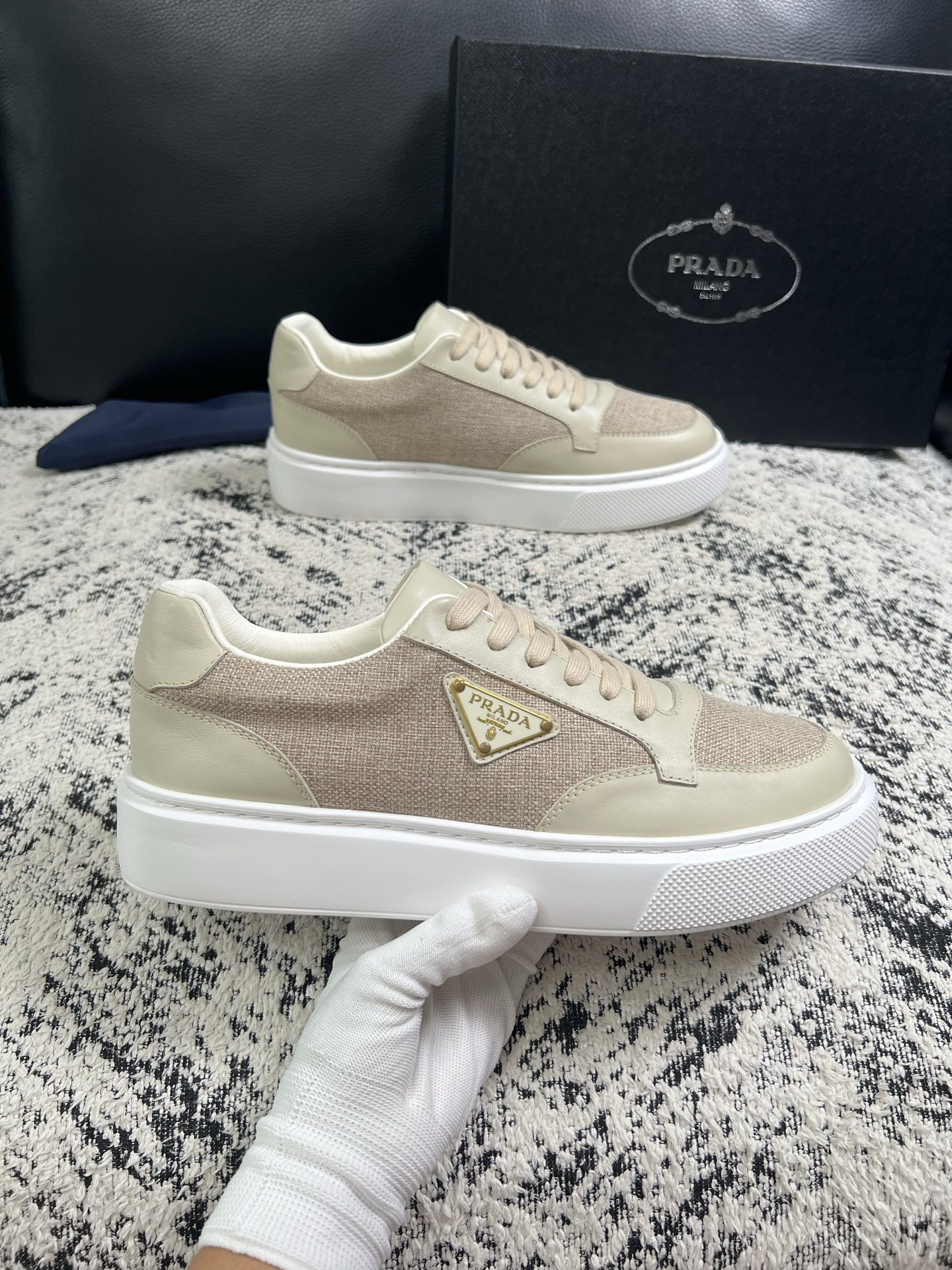 Prada  顶级工艺品，普拉达 专柜同步，原厂配置意大利进口牛皮拼布面料，进口牛皮内里垫，透气舒适，鞋底：原厂特供原版