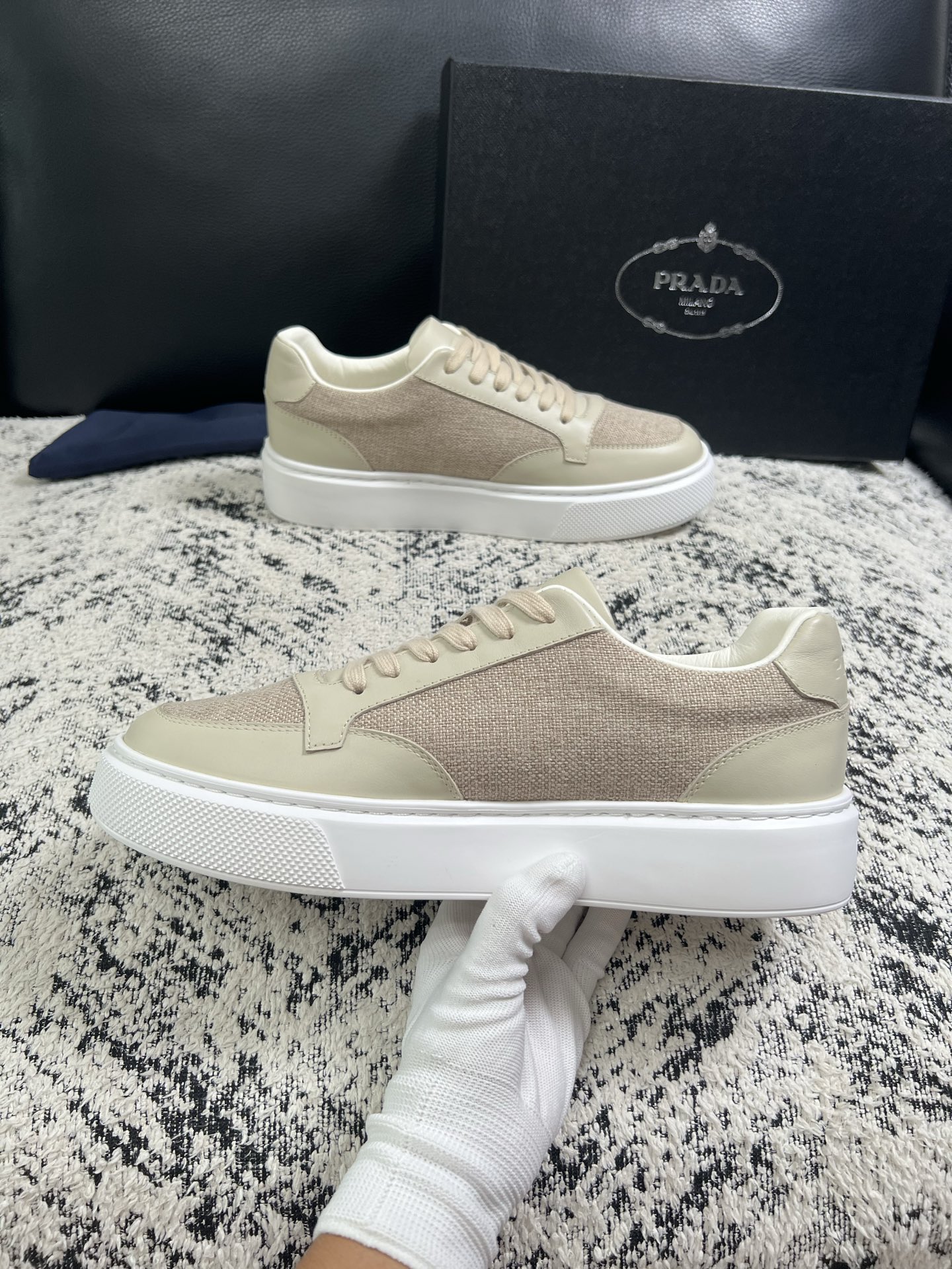 Prada  顶级工艺品，普拉达 专柜同步，原厂配置意大利进口牛皮拼布面料，进口牛皮内里垫，透气舒适，鞋底：原厂特供原版