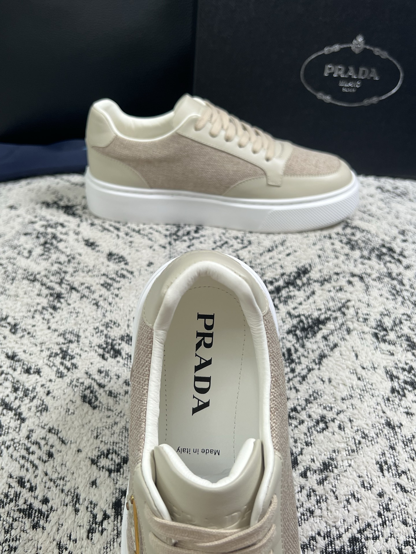 Prada  顶级工艺品，普拉达 专柜同步，原厂配置意大利进口牛皮拼布面料，进口牛皮内里垫，透气舒适，鞋底：原厂特供原版
