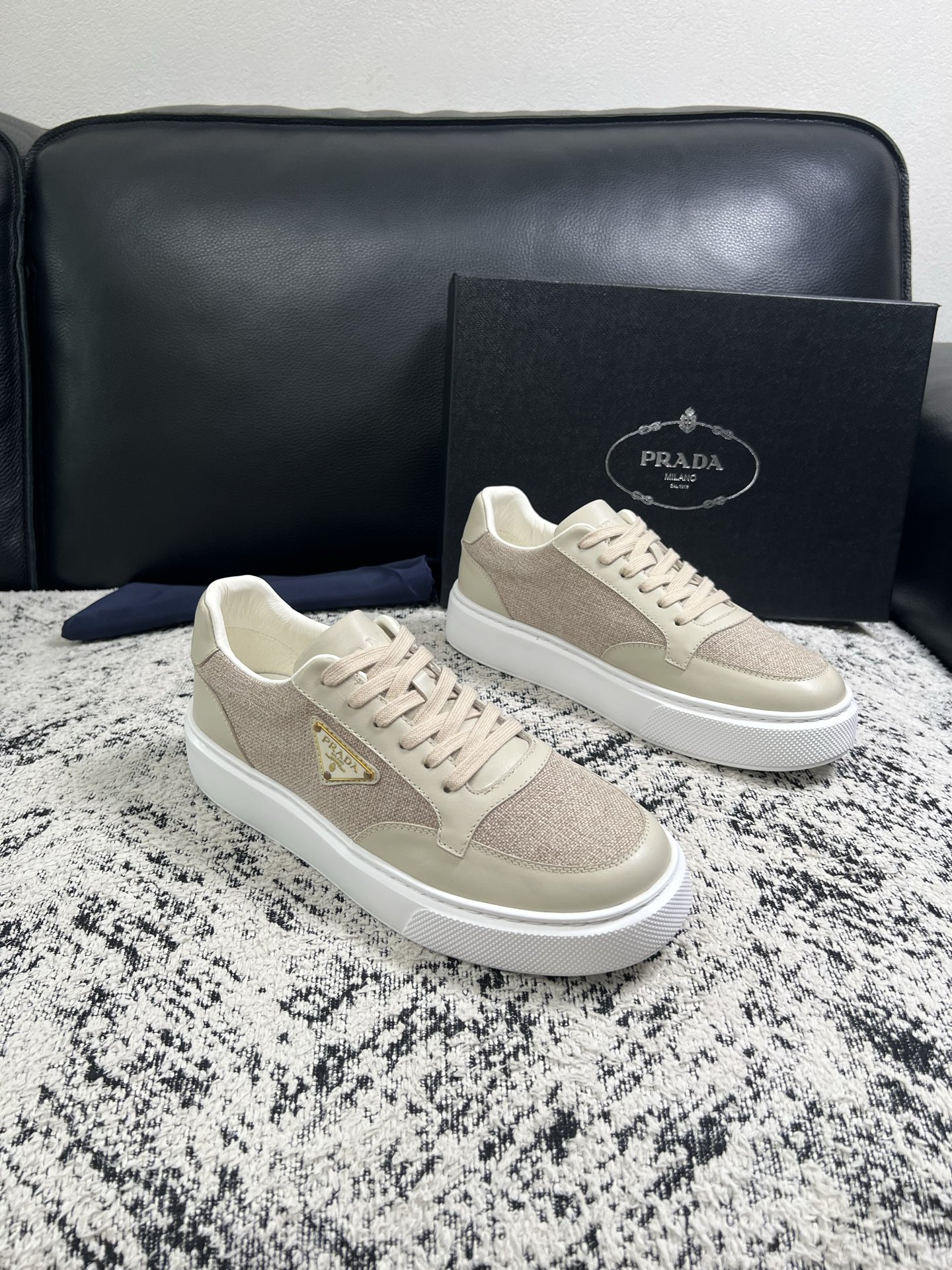 Prada  顶级工艺品，普拉达 专柜同步，原厂配置意大利进口牛皮拼布面料，进口牛皮内里垫，透气舒适，鞋底：原厂特供原版