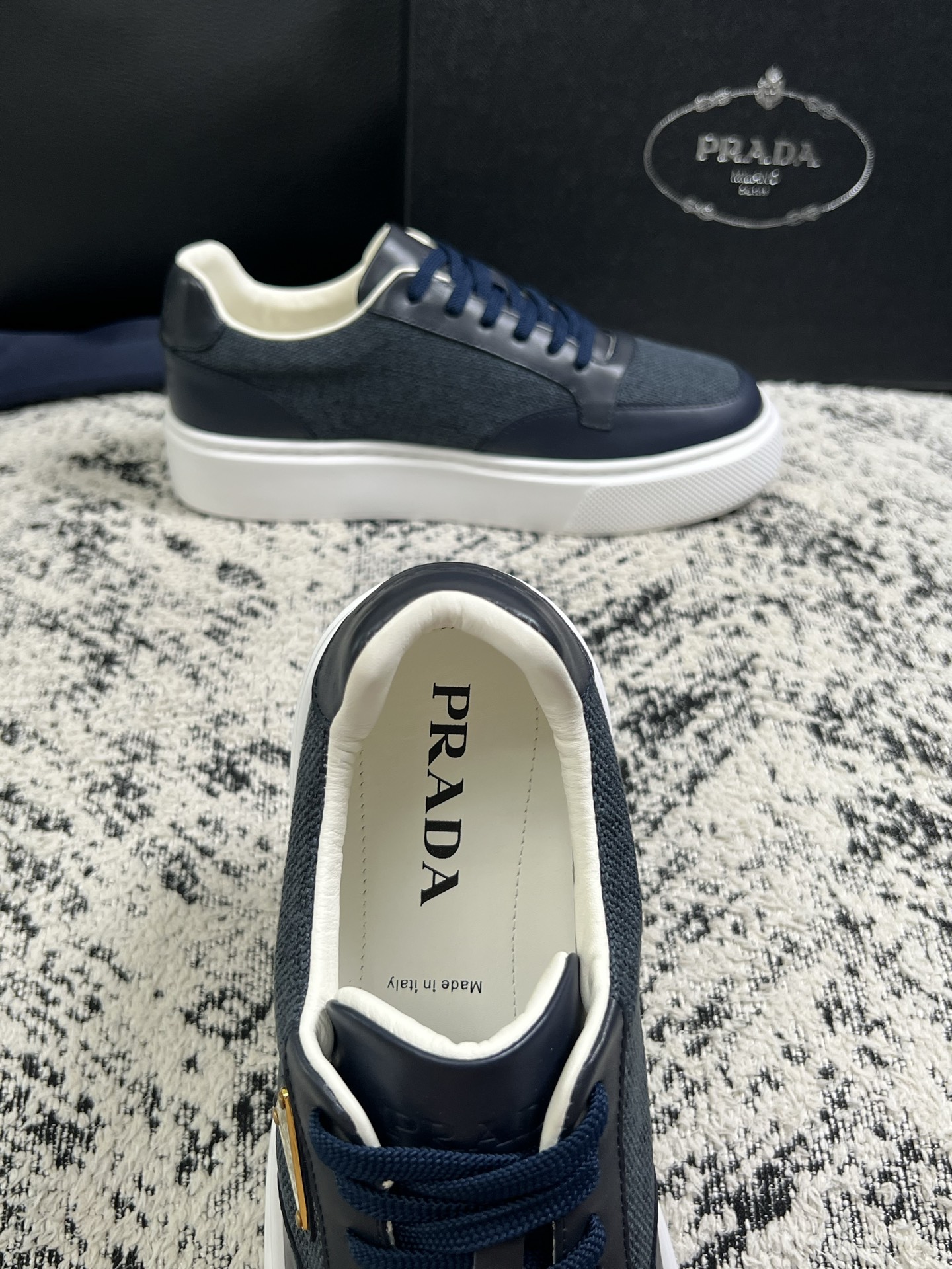 Prada  顶级工艺品，普拉达 专柜同步，原厂配置意大利进口牛皮拼布面料，进口牛皮内里垫，透气舒适，鞋底：原厂特供原版