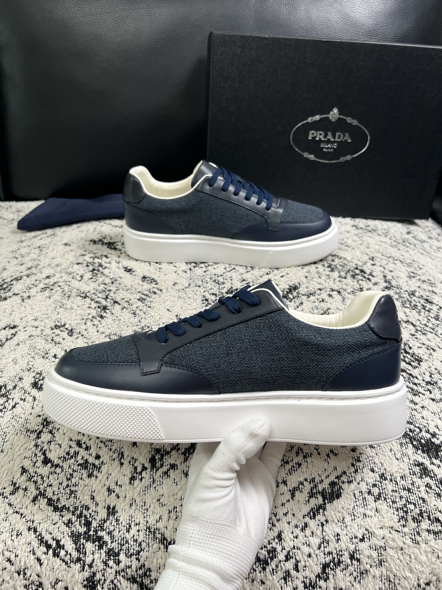 Prada  顶级工艺品，普拉达 专柜同步，原厂配置意大利进口牛皮拼布面料，进口牛皮内里垫，透气舒适，鞋底：原厂特供原版