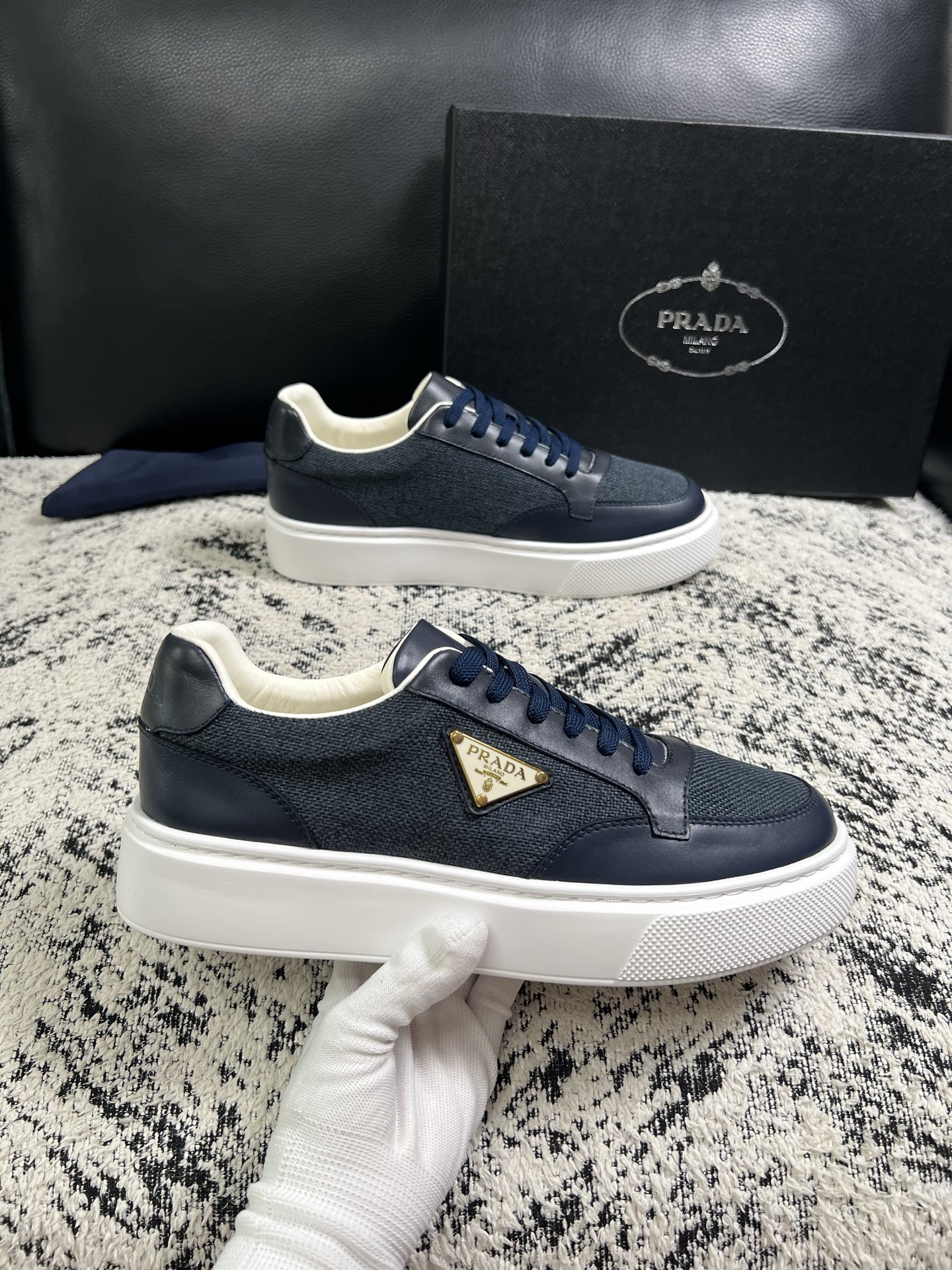 Prada  顶级工艺品，普拉达 专柜同步，原厂配置意大利进口牛皮拼布面料，进口牛皮内里垫，透气舒适，鞋底：原厂特供原版