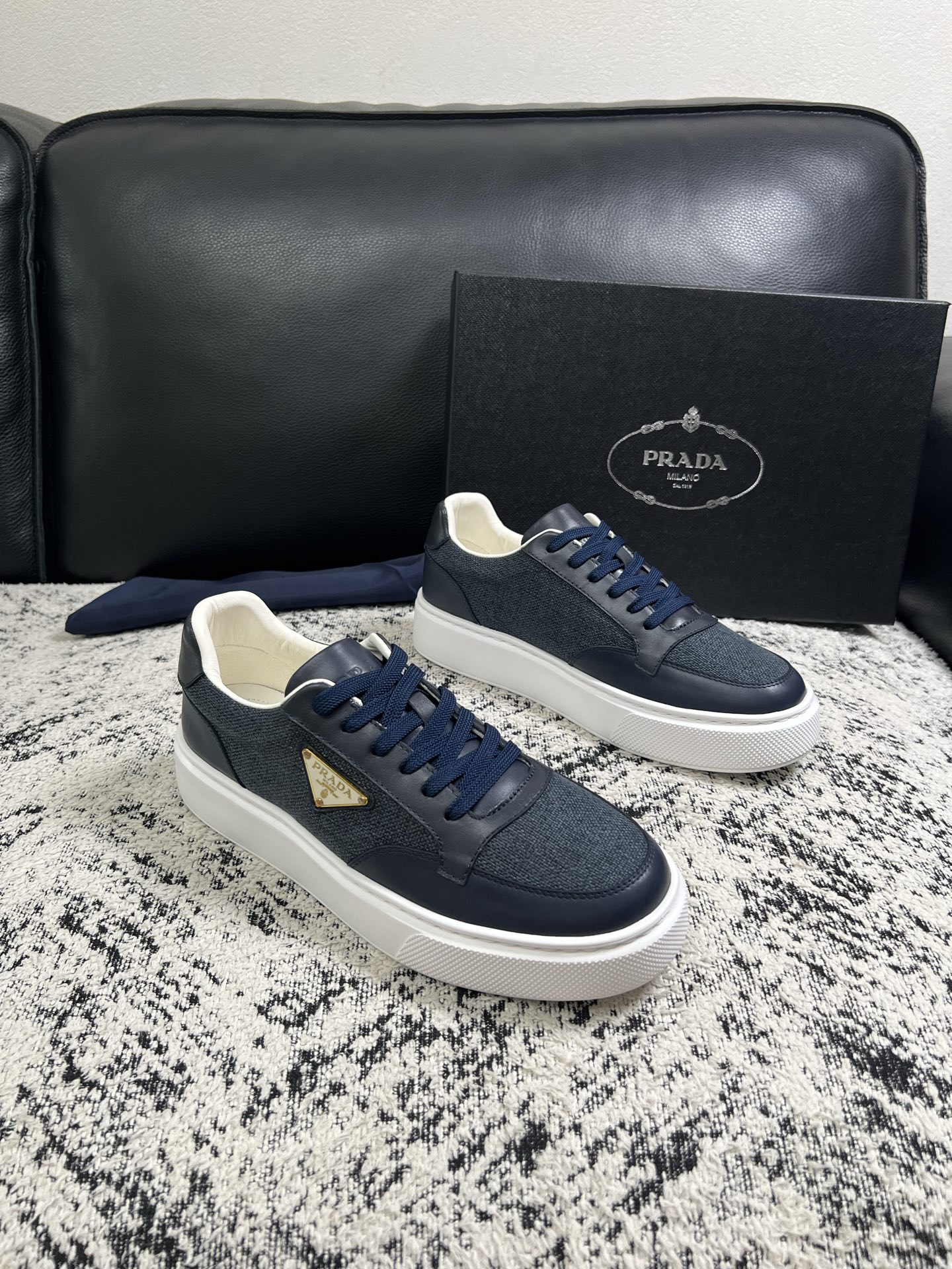 Prada  顶级工艺品，普拉达 专柜同步，原厂配置意大利进口牛皮拼布面料，进口牛皮内里垫，透气舒适，鞋底：原厂特供原版