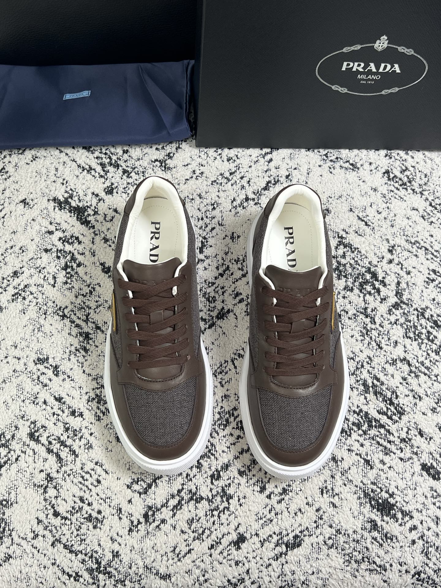Prada  顶级工艺品，普拉达 专柜同步，原厂配置意大利进口牛皮拼布面料，进口牛皮内里垫，透气舒适，鞋底：原厂特供原版