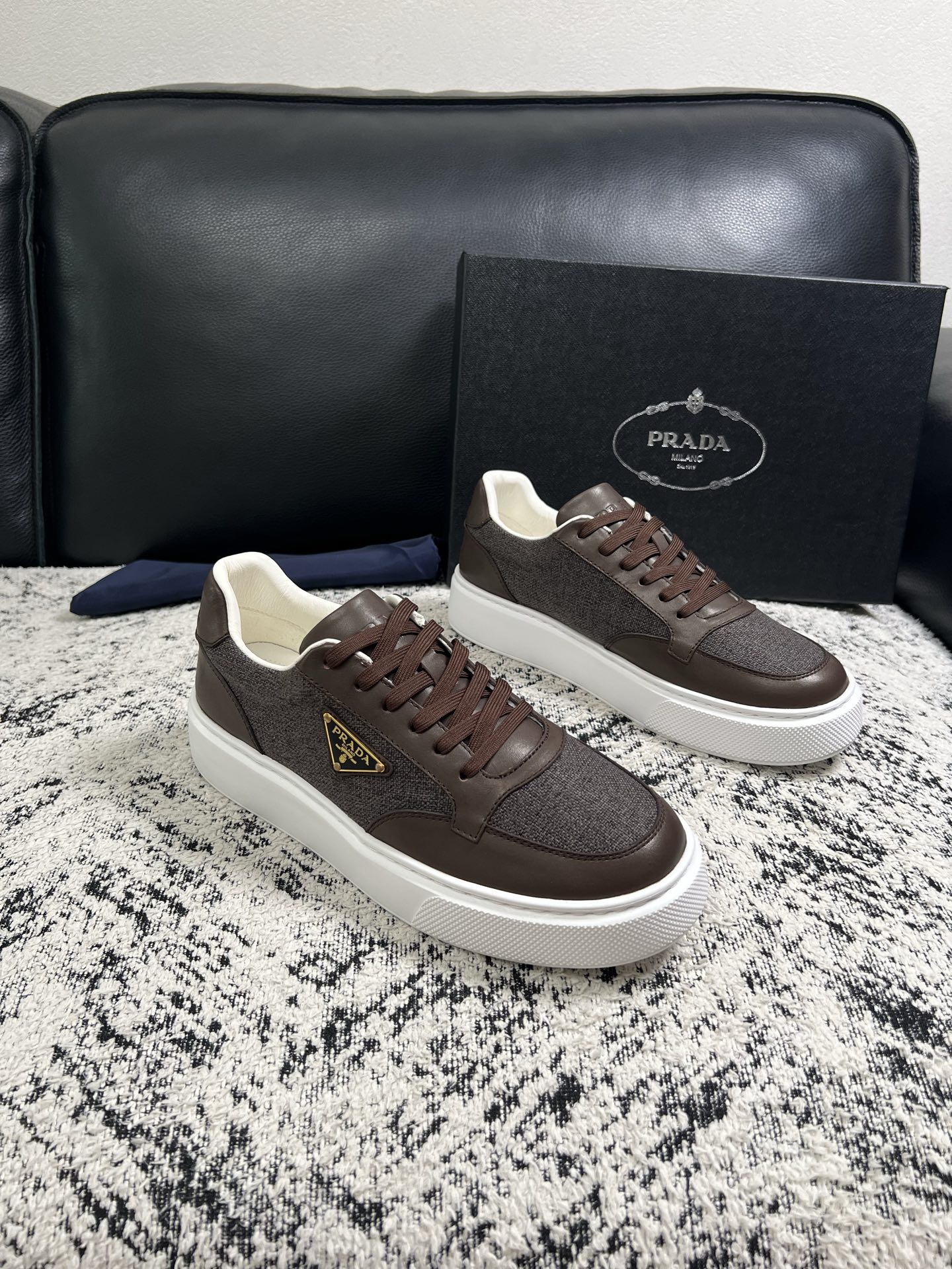 Prada  顶级工艺品，普拉达 专柜同步，原厂配置意大利进口牛皮拼布面料，进口牛皮内里垫，透气舒适，鞋底：原厂特供原版