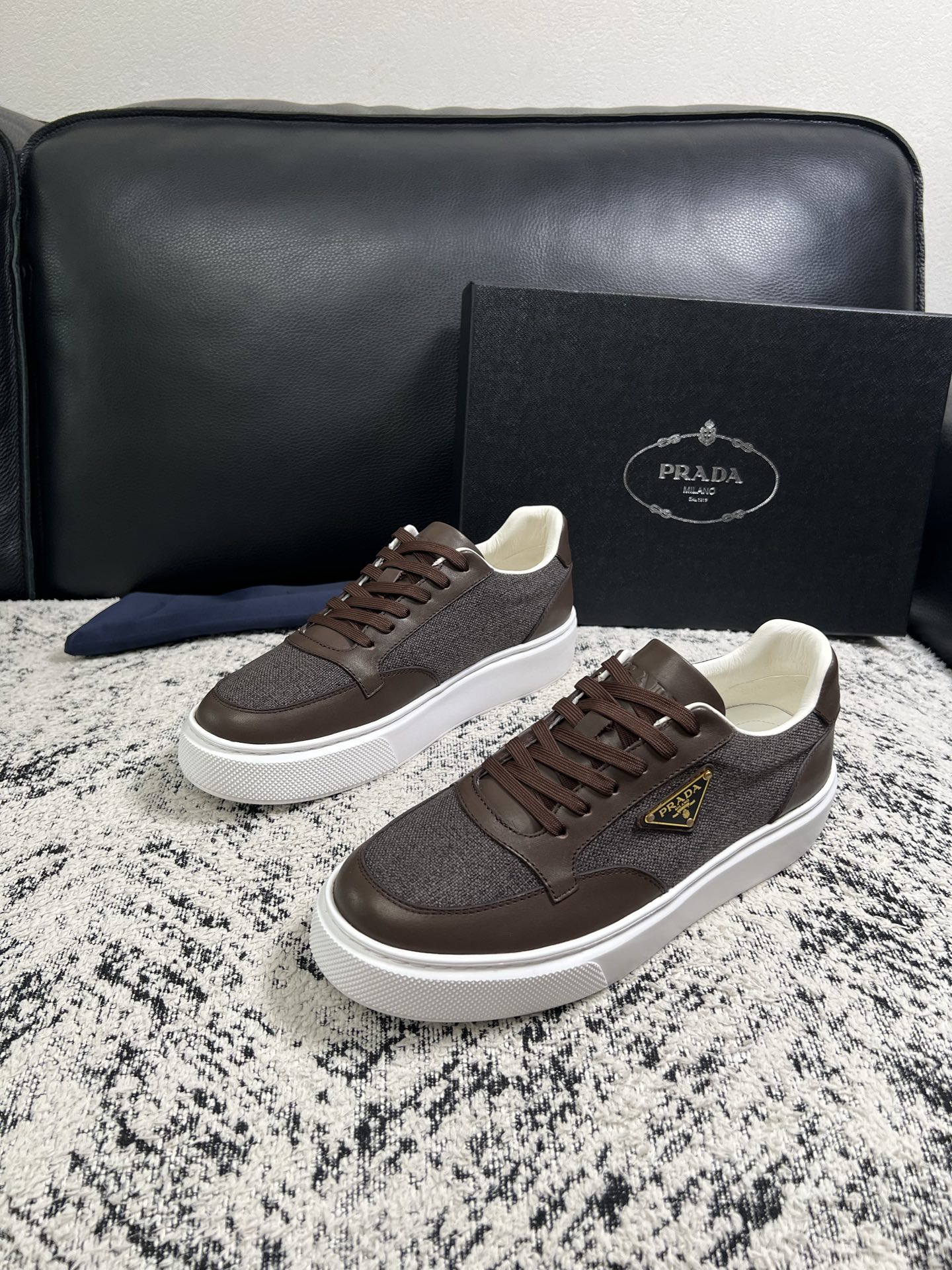 Prada  顶级工艺品，普拉达 专柜同步，原厂配置意大利进口牛皮拼布面料，进口牛皮内里垫，透气舒适，鞋底：原厂特供原版