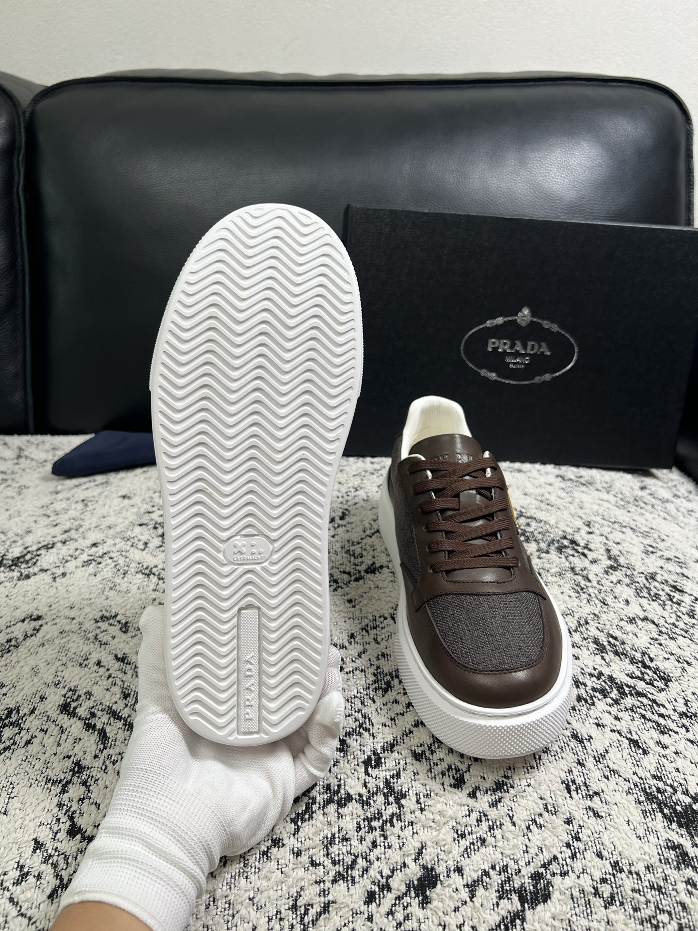 Prada  顶级工艺品，普拉达 专柜同步，原厂配置意大利进口牛皮拼布面料，进口牛皮内里垫，透气舒适，鞋底：原厂特供原版
