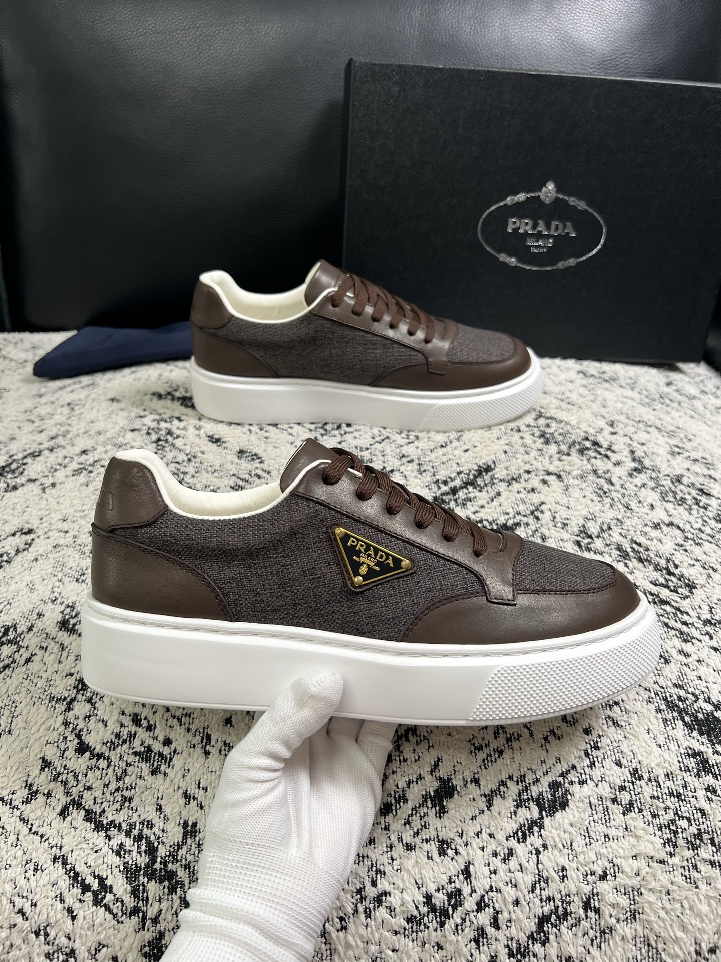 Prada  顶级工艺品，普拉达 专柜同步，原厂配置意大利进口牛皮拼布面料，进口牛皮内里垫，透气舒适，鞋底：原厂特供原版
