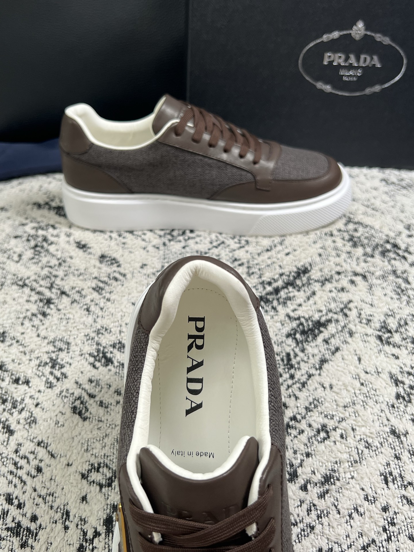 Prada  顶级工艺品，普拉达 专柜同步，原厂配置意大利进口牛皮拼布面料，进口牛皮内里垫，透气舒适，鞋底：原厂特供原版