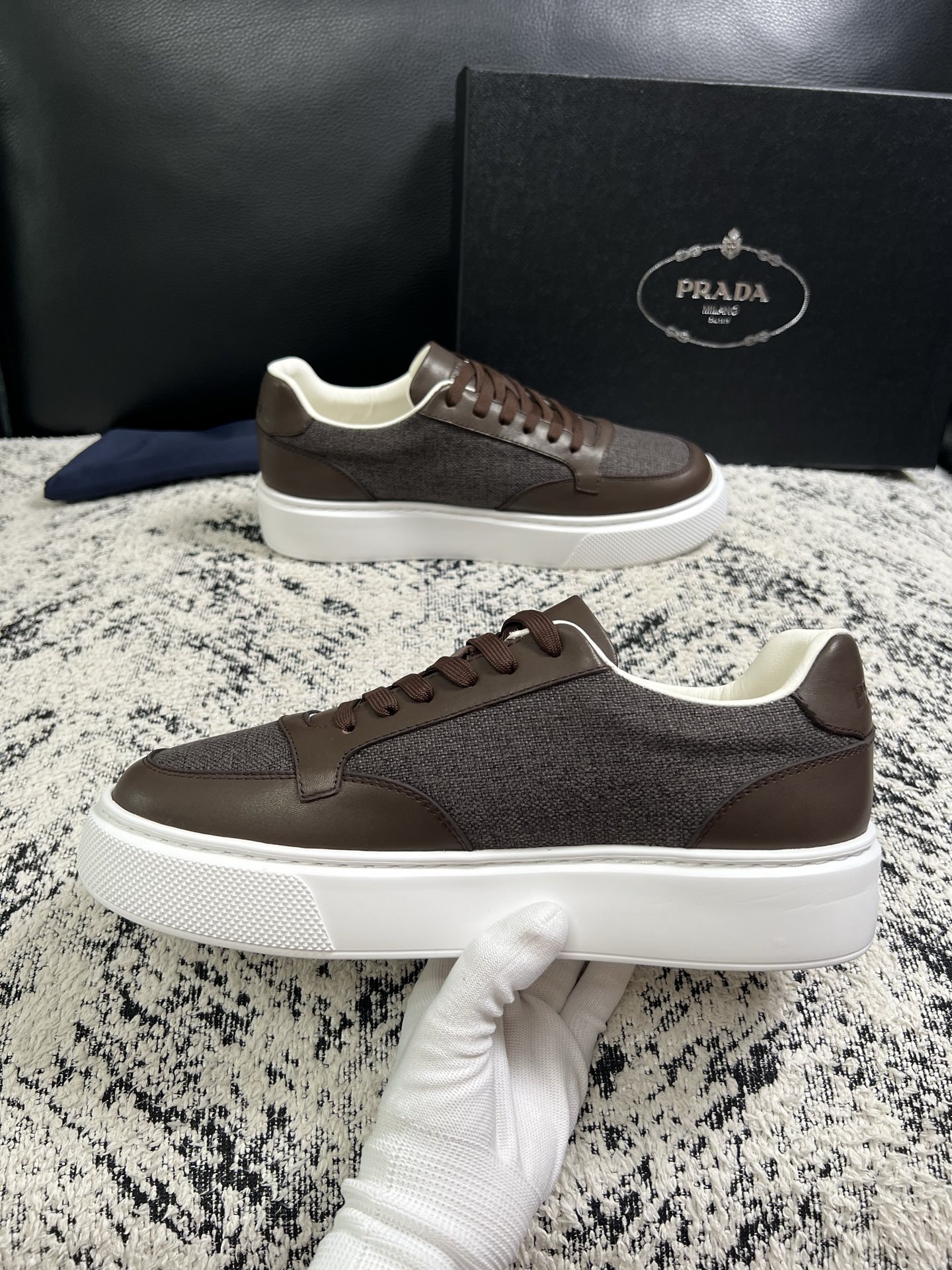 Prada  顶级工艺品，普拉达 专柜同步，原厂配置意大利进口牛皮拼布面料，进口牛皮内里垫，透气舒适，鞋底：原厂特供原版